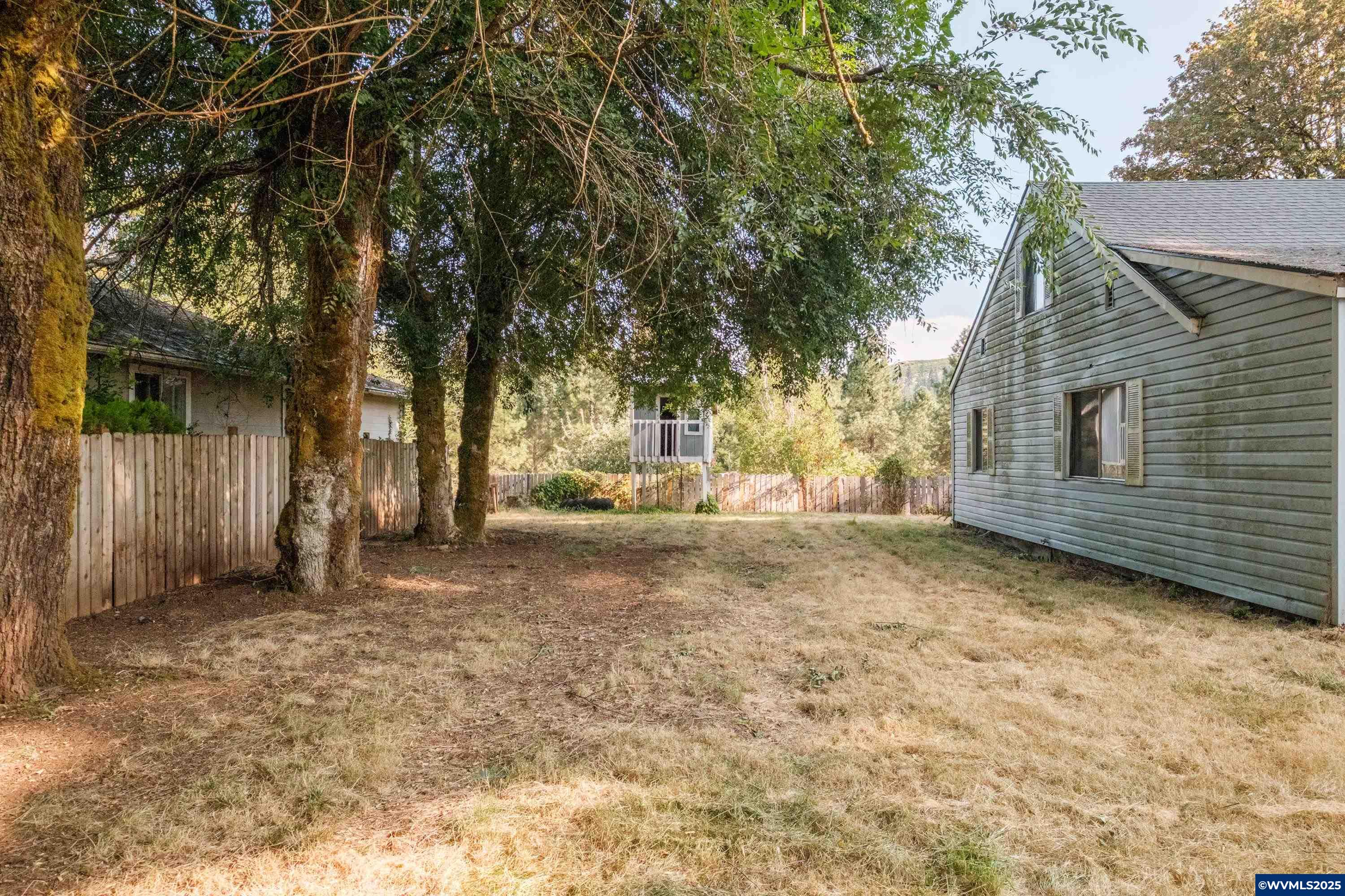 1711 Main St
