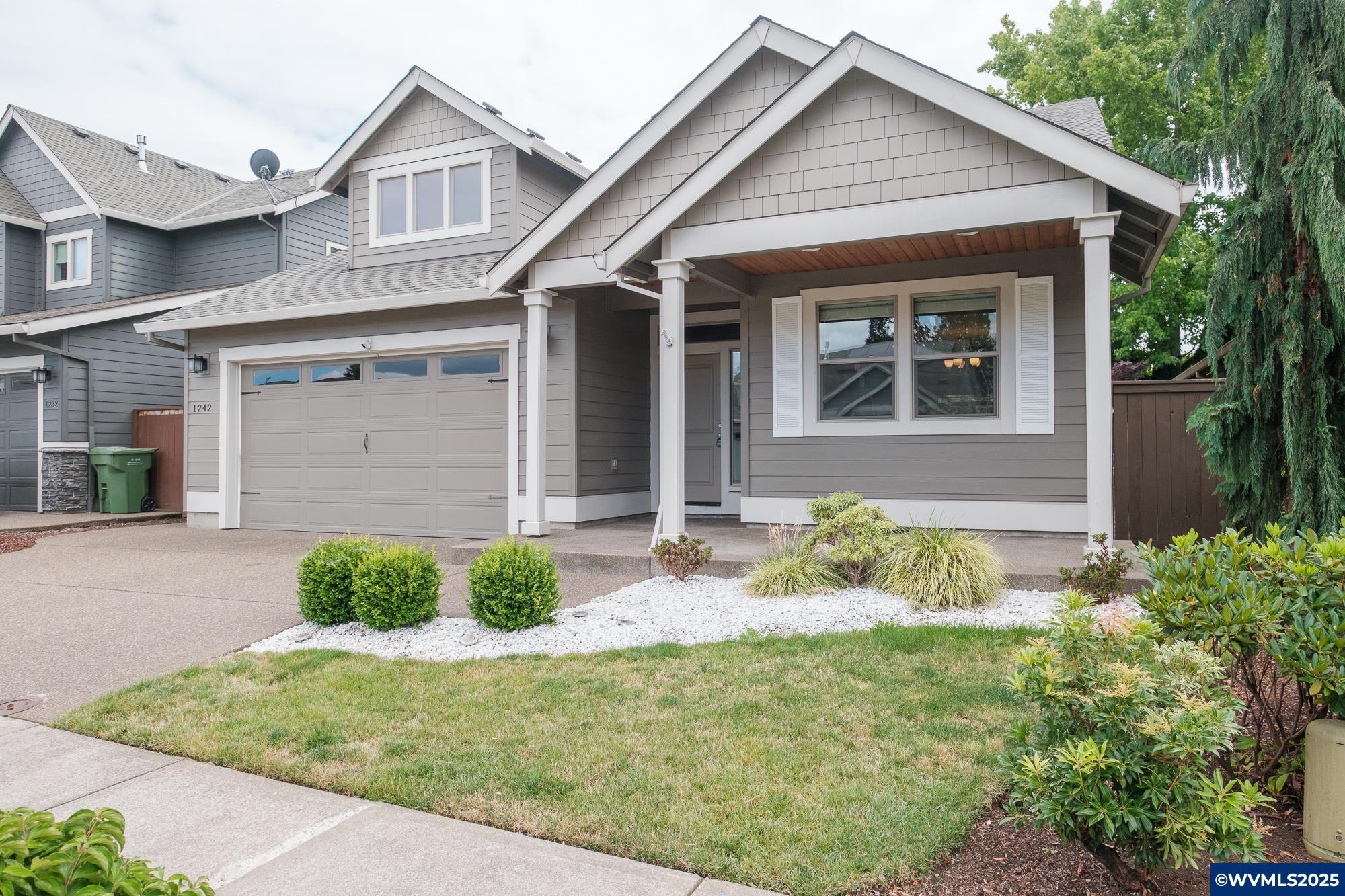 1242 N Lydia Av