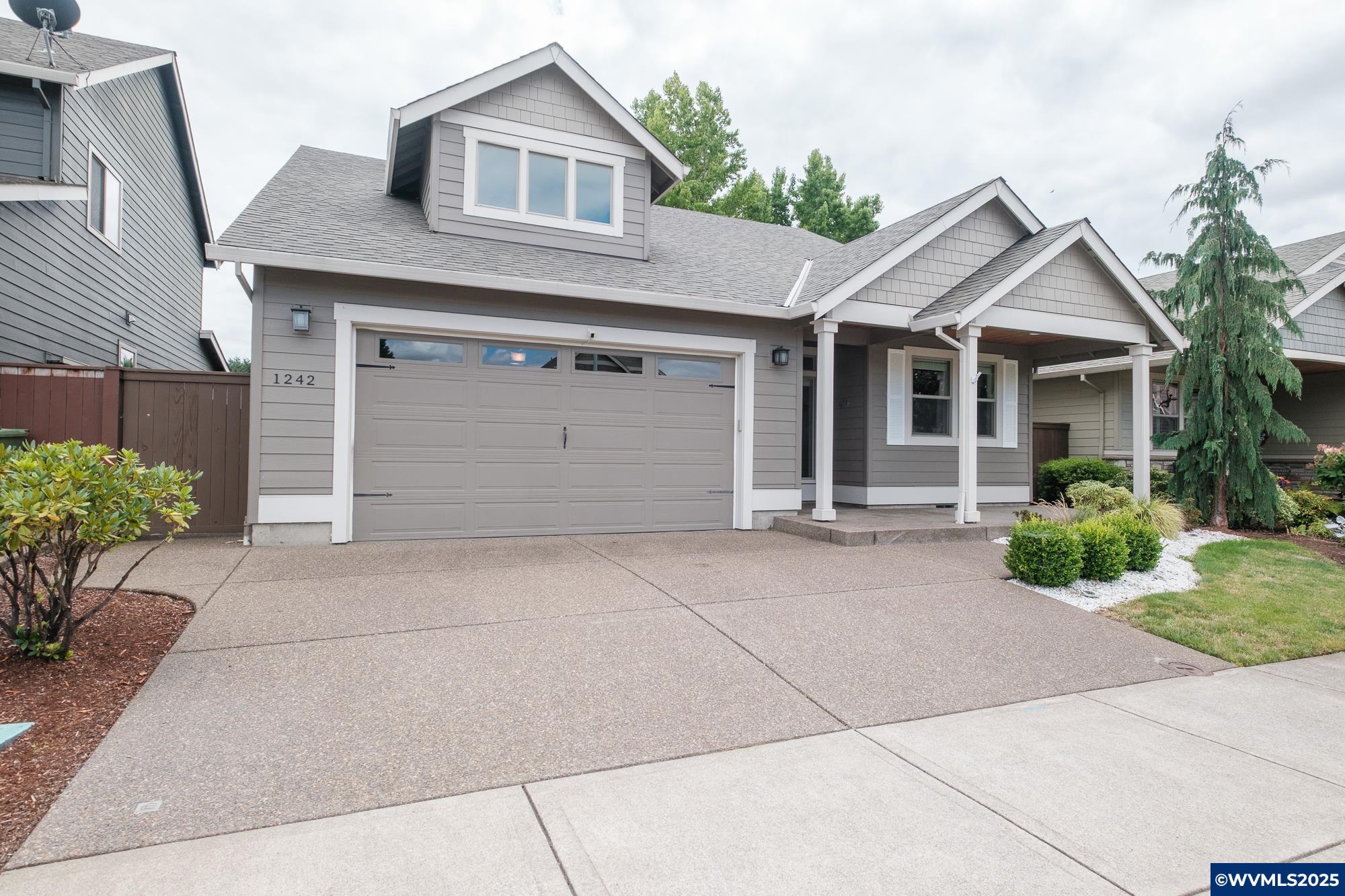 1242 N Lydia Av