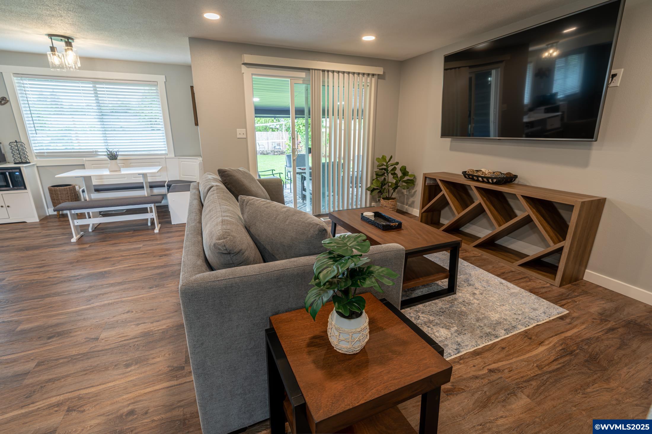 Independence, Oregon 97351, United States, 2 Bedrooms Bedrooms, ,1 BathroomBathrooms,Residential,Active,216876