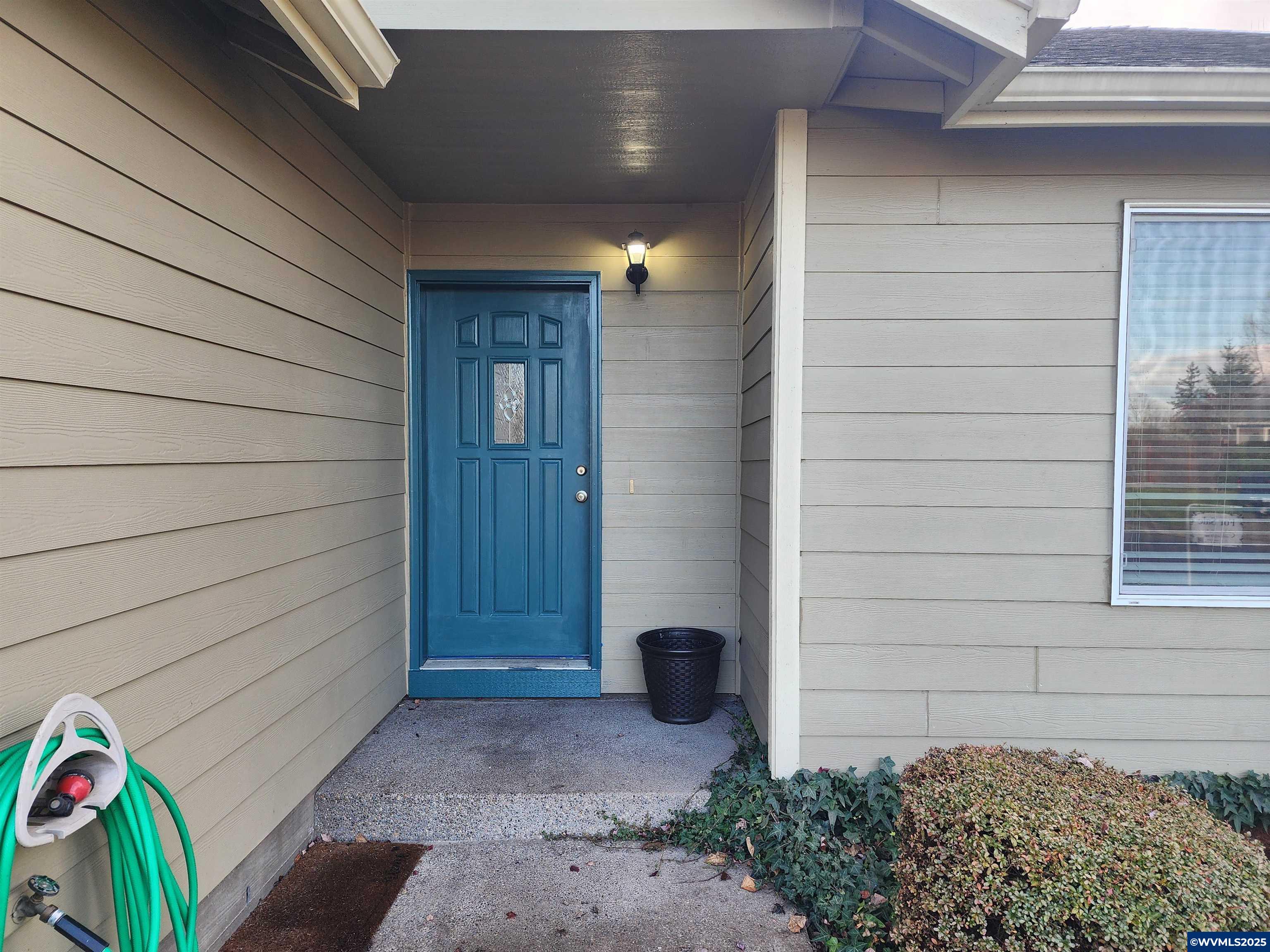 1765 Salmon River St NW St