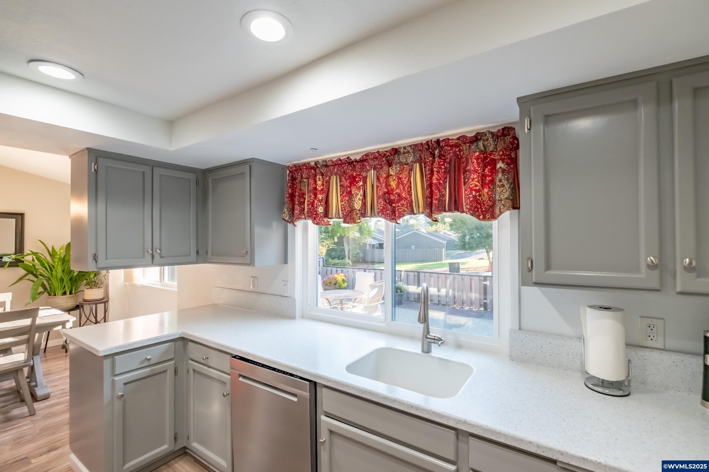 Salem, Oregon 97306, United States, 3 Bedrooms Bedrooms, ,2 BathroomsBathrooms,Residential,Active,216436