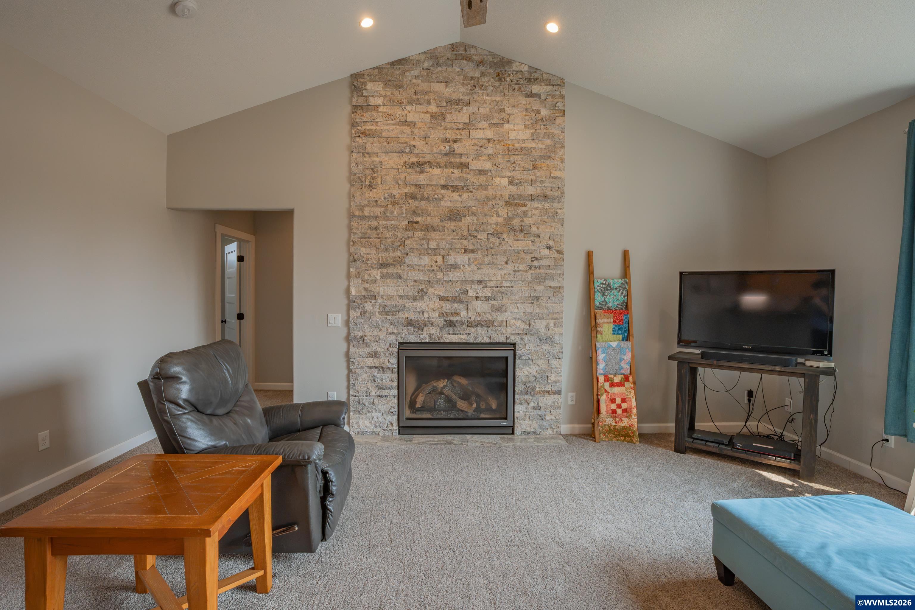 885 Hillview Dr