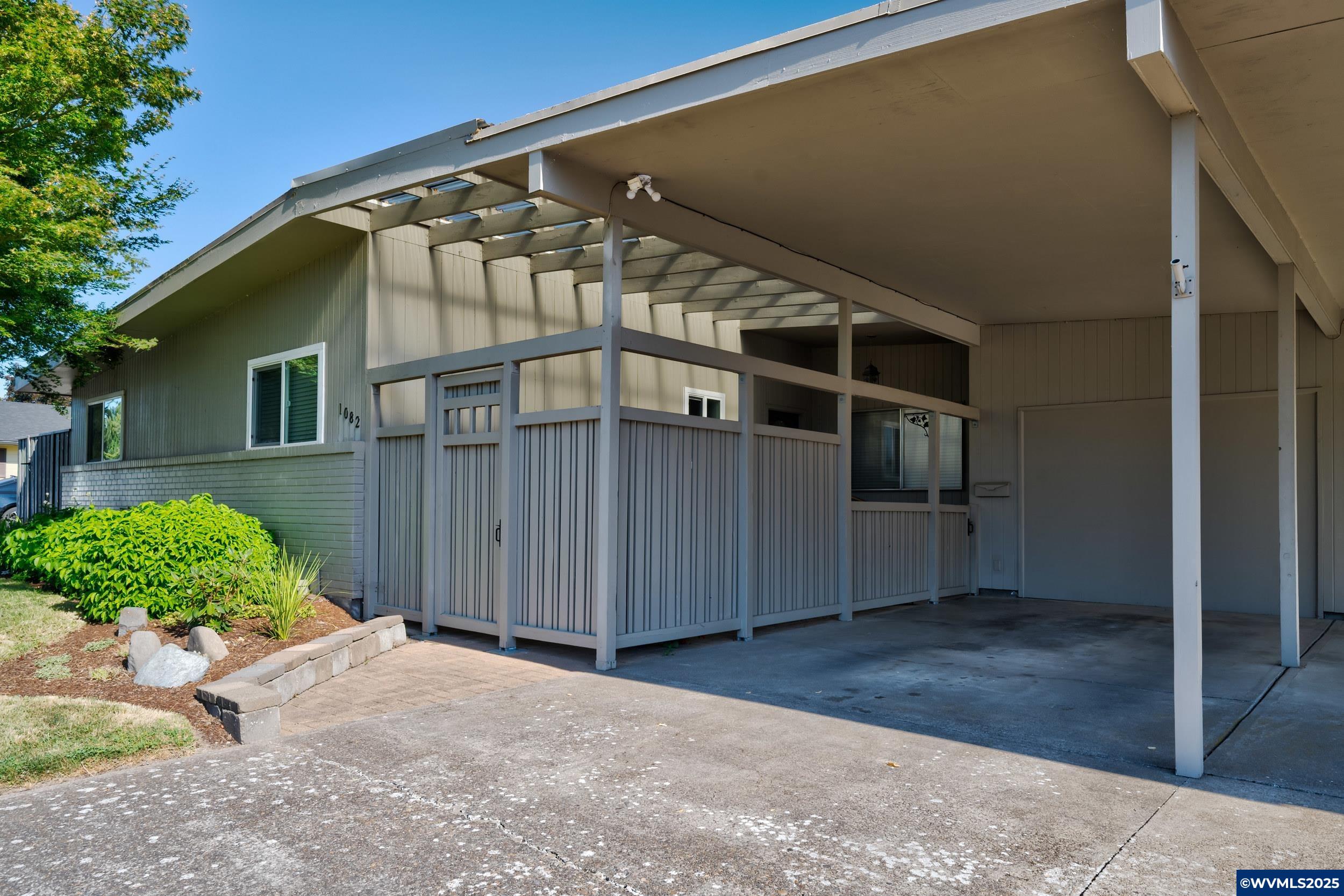 1082 Alberta Av E