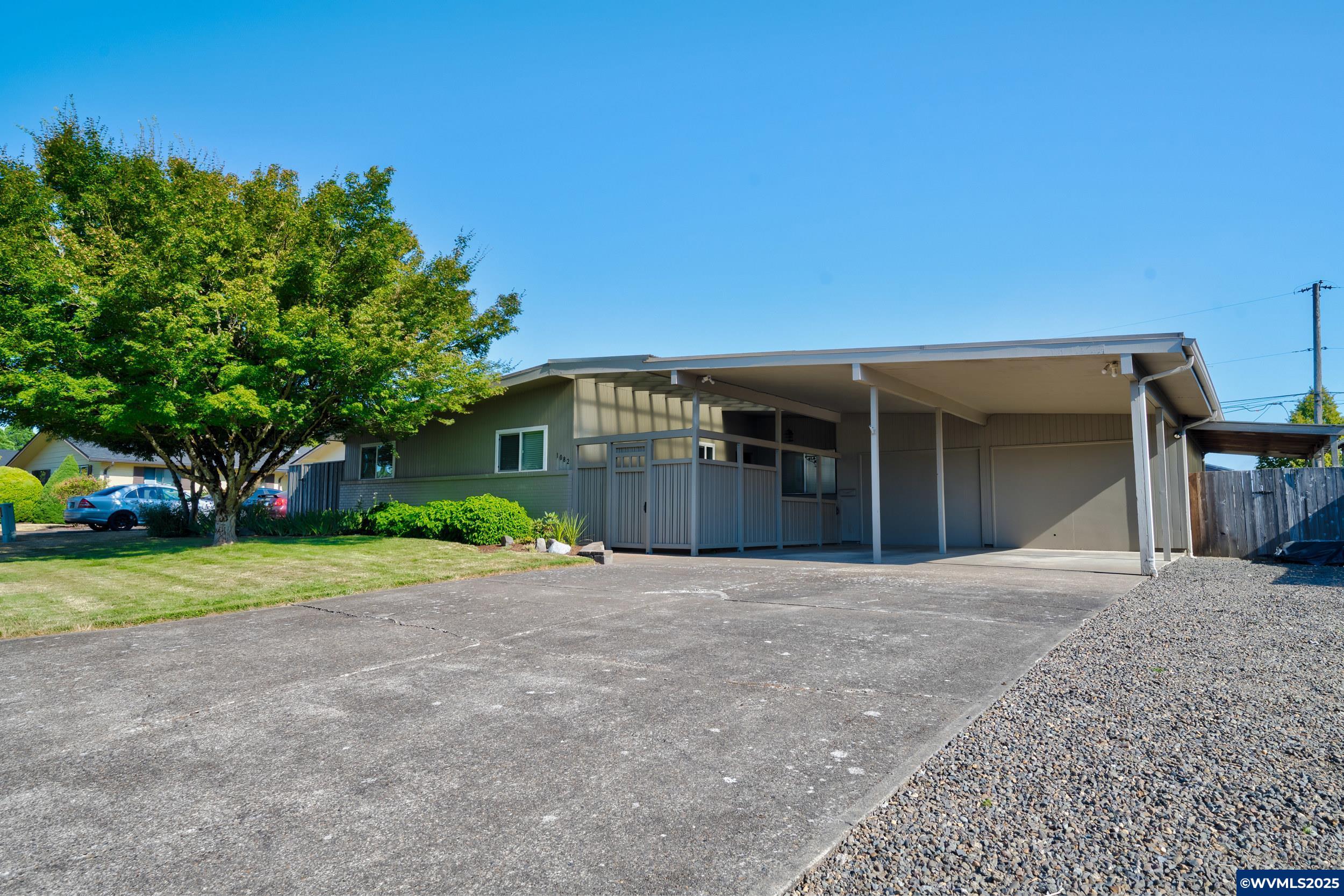 1082 Alberta Av E