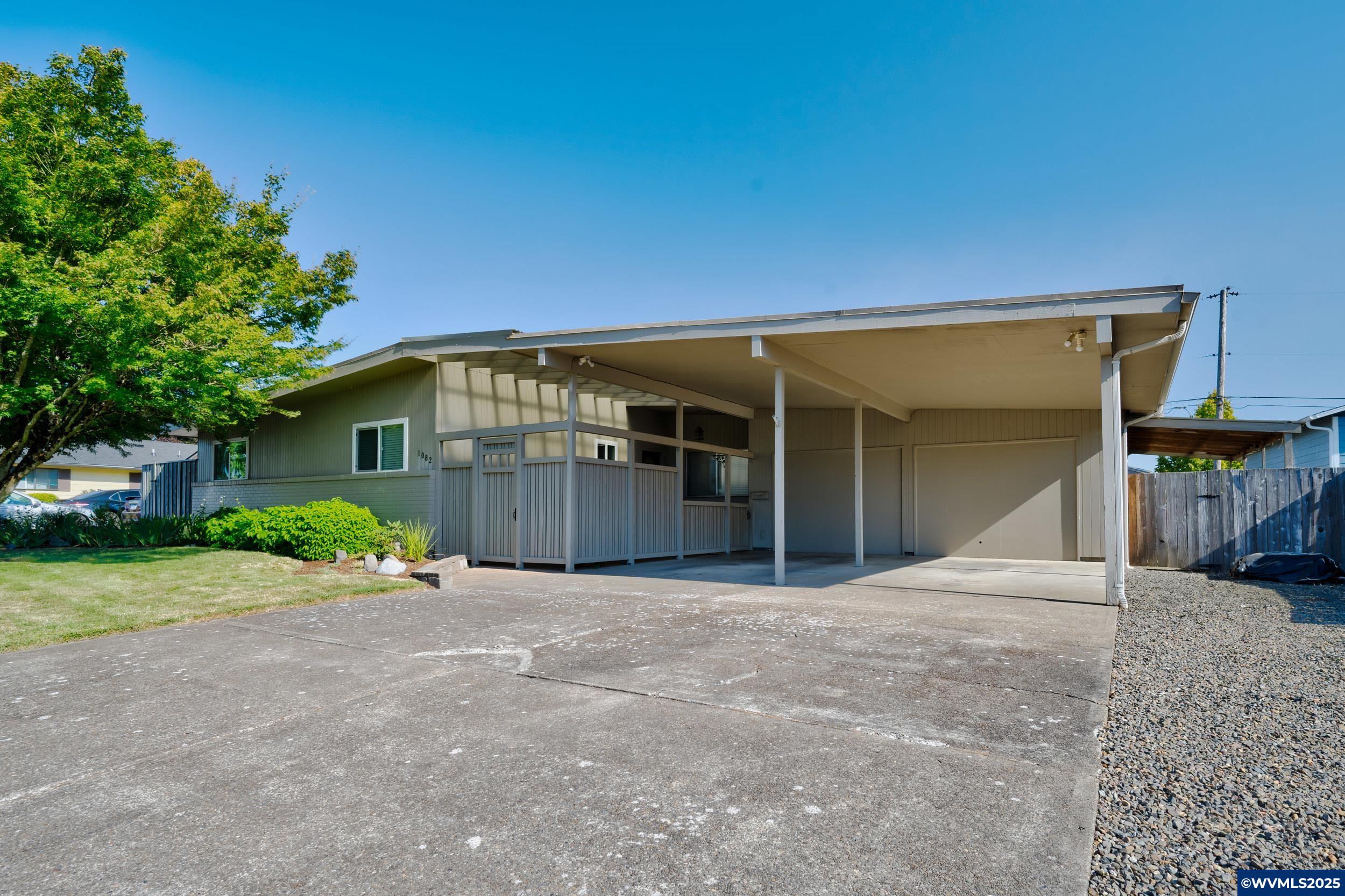 1082 Alberta Av E