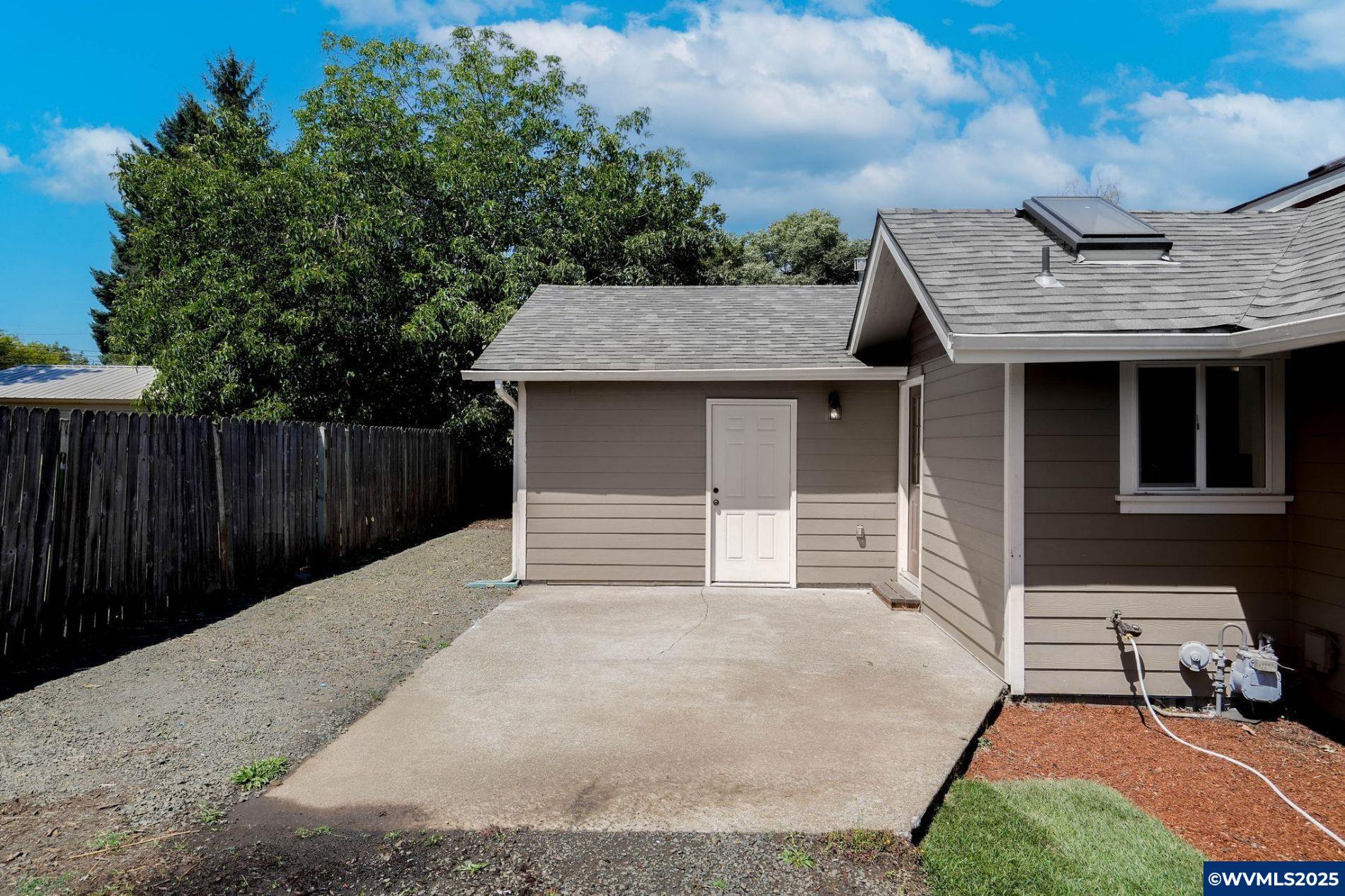 1075 SW Fairview Av