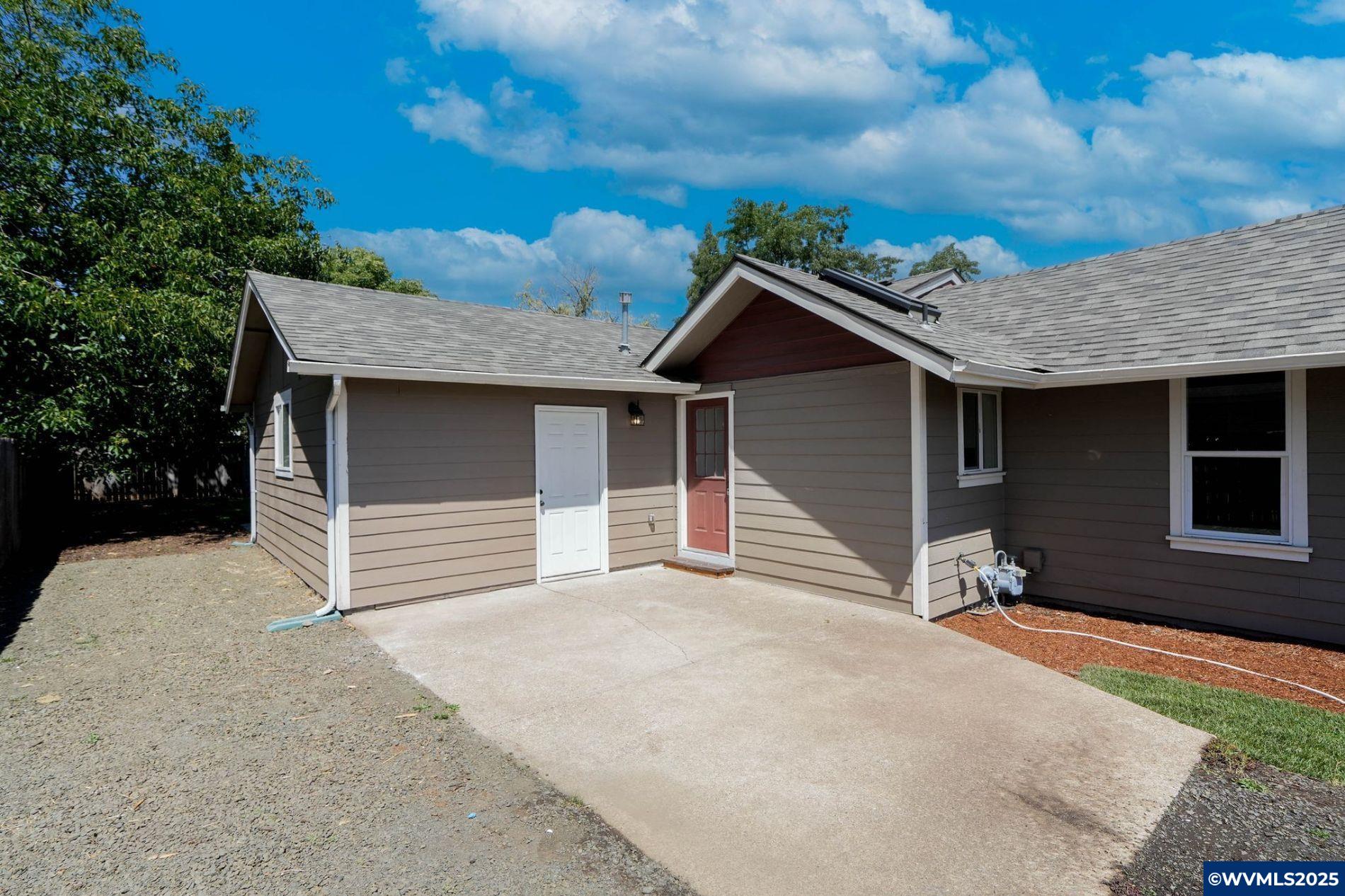 1075 SW Fairview Av