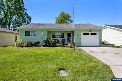 Single Family Residence in Woodburn OR 1632 Newport Wy.jpg