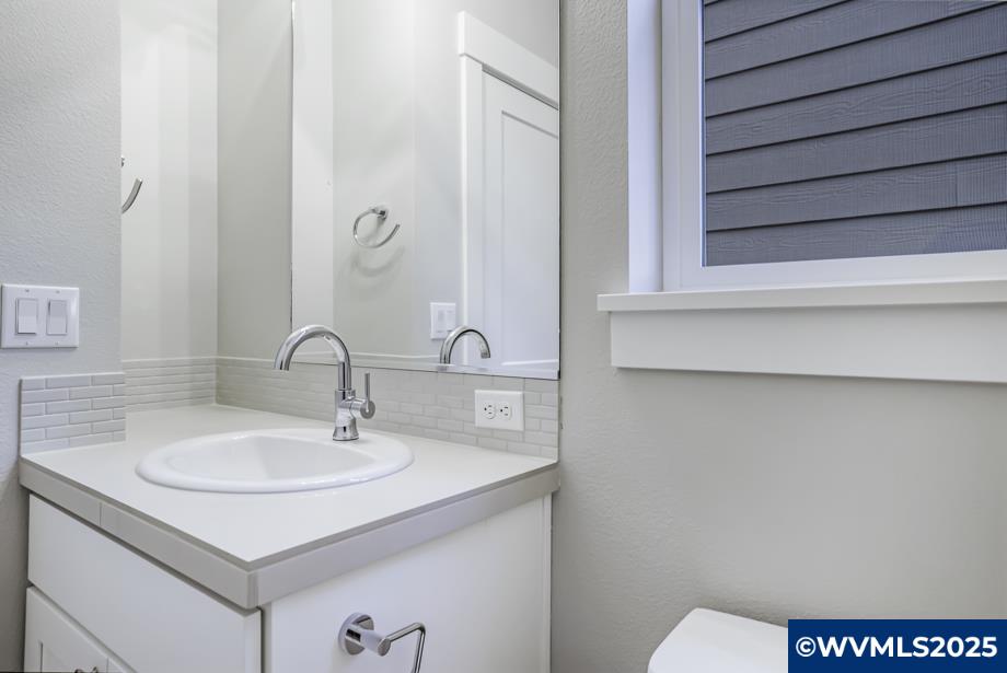 1099 Arthur (Next To) Wy NW