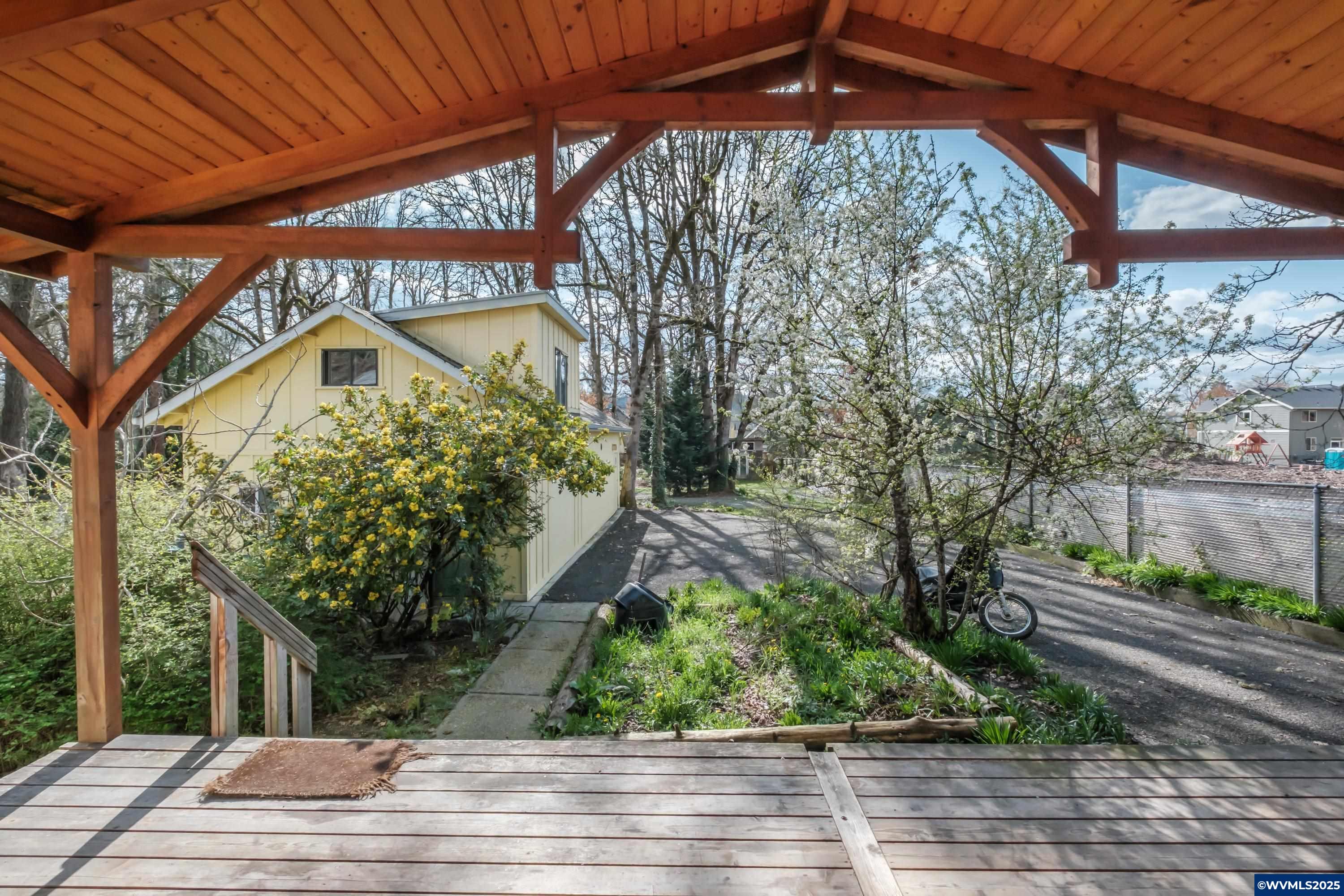 Milwaukie, Oregon 97267, United States, 2 Bedrooms Bedrooms, ,1 BathroomBathrooms,Residential,Pending,80330