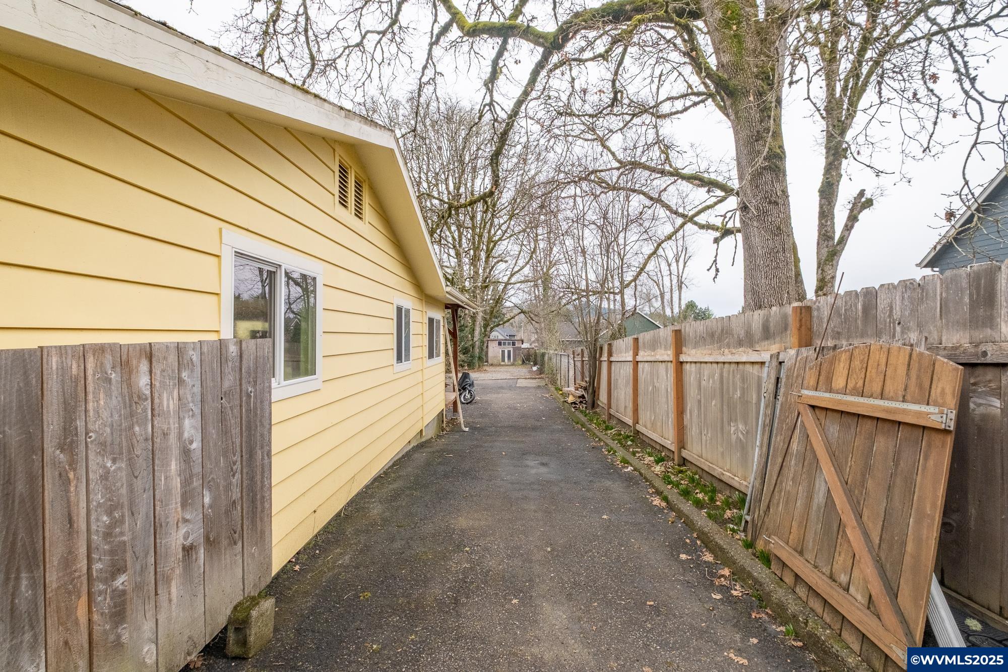 Milwaukie, Oregon 97267, United States, 2 Bedrooms Bedrooms, ,1 BathroomBathrooms,Residential,Pending,80330