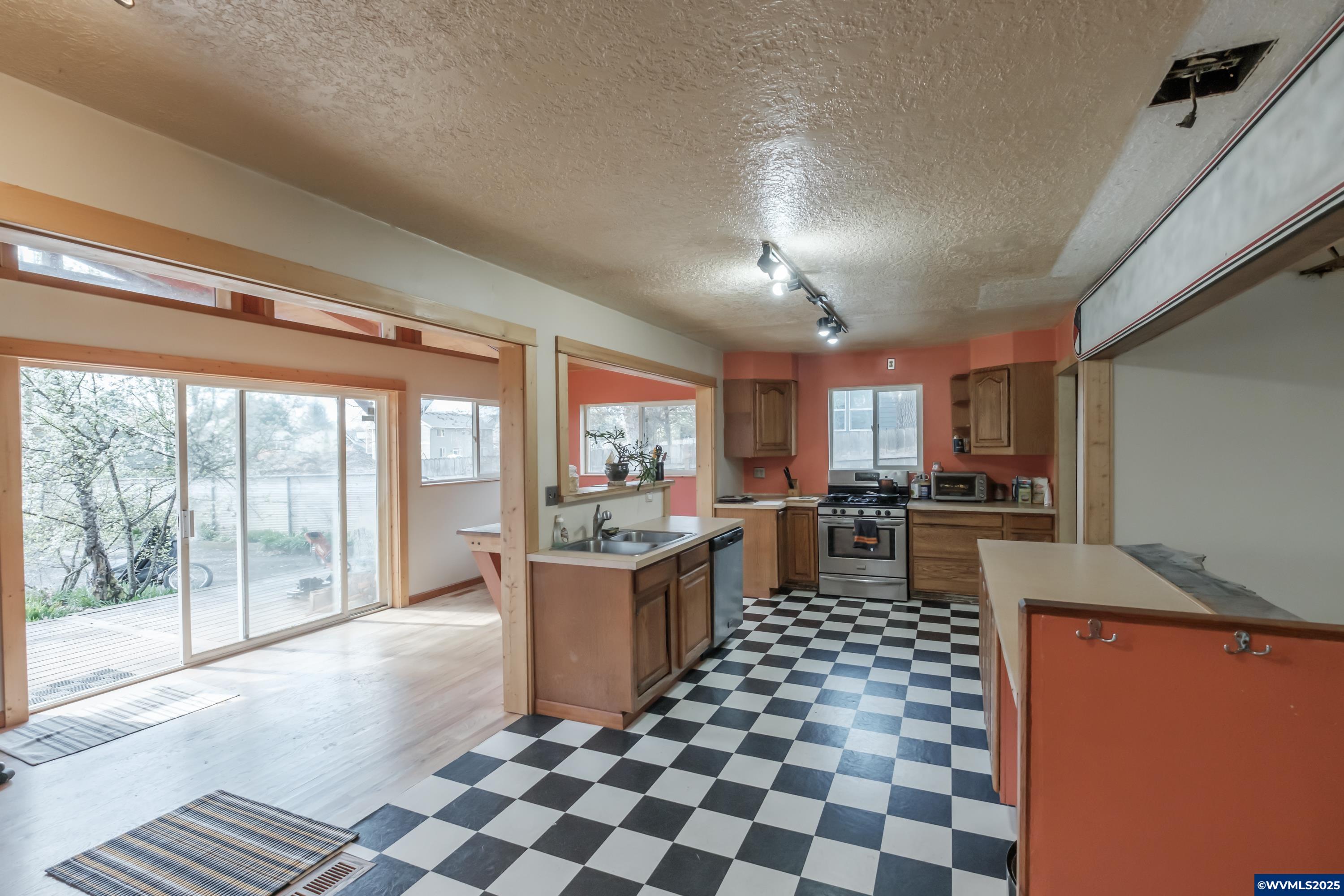 Milwaukie, Oregon 97267, United States, 2 Bedrooms Bedrooms, ,1 BathroomBathrooms,Residential,Pending,80330