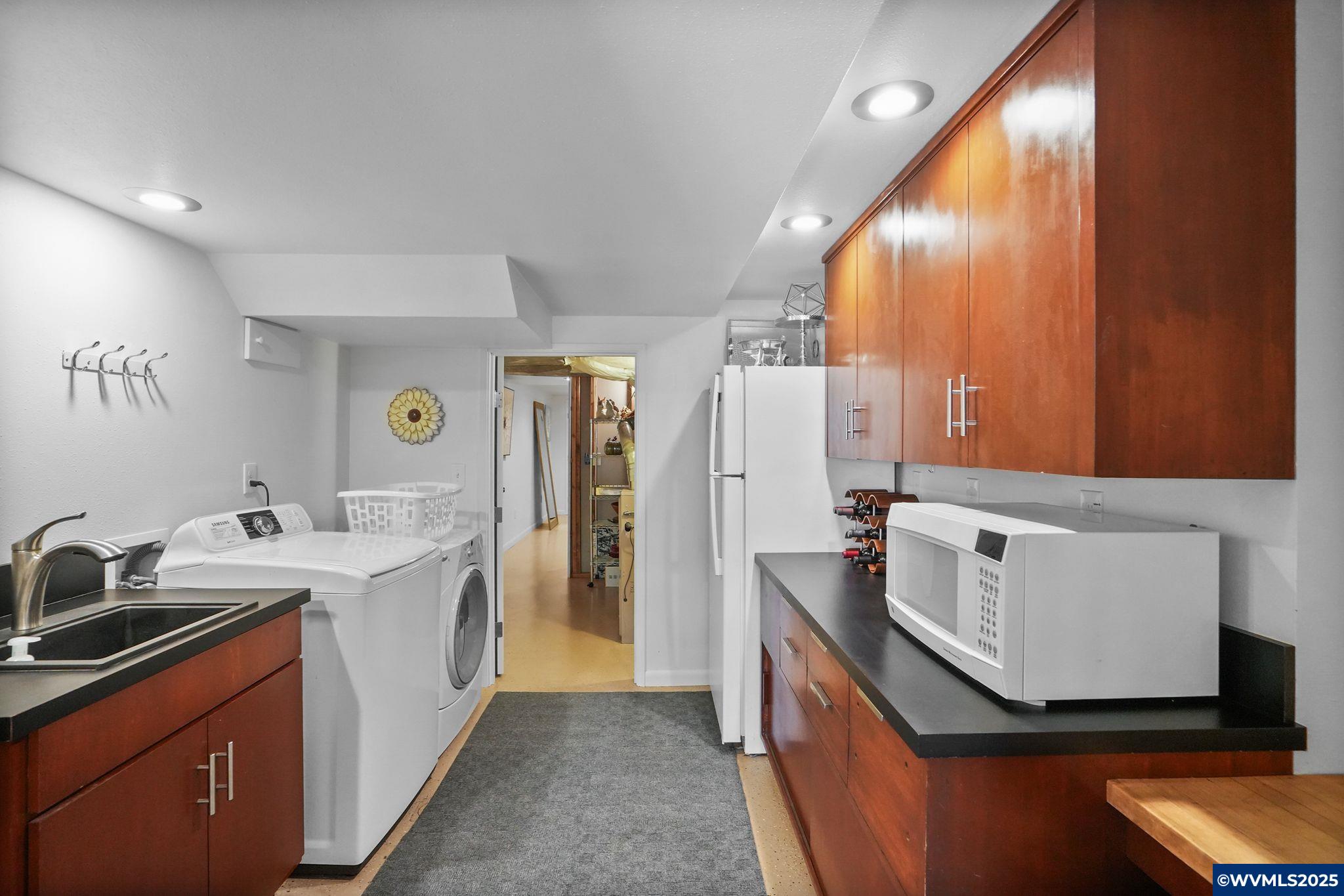 Salem, Oregon 97302, United States, 4 Bedrooms Bedrooms, ,4 BathroomsBathrooms,Residential,Pending,124608