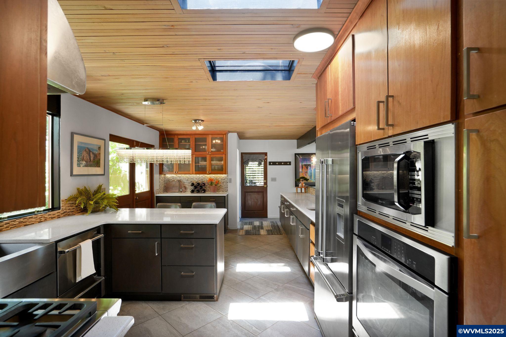 Salem, Oregon 97302, United States, 4 Bedrooms Bedrooms, ,4 BathroomsBathrooms,Residential,Pending,124608