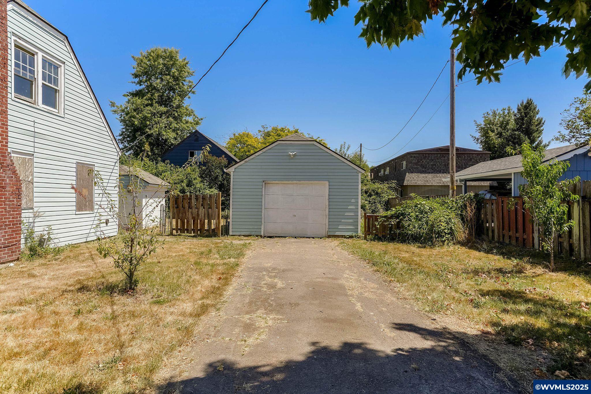 1595 NW Highland Dr