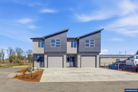 300 & 302 Seven Oaks Ln Lebanon OR 97355