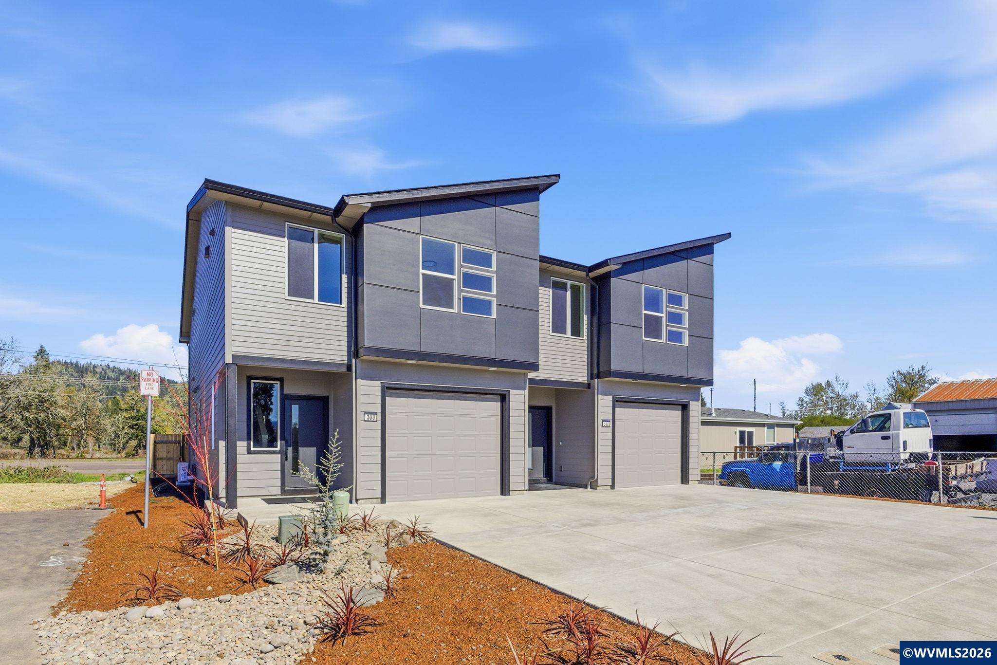 300 & 302 Seven Oaks Ln