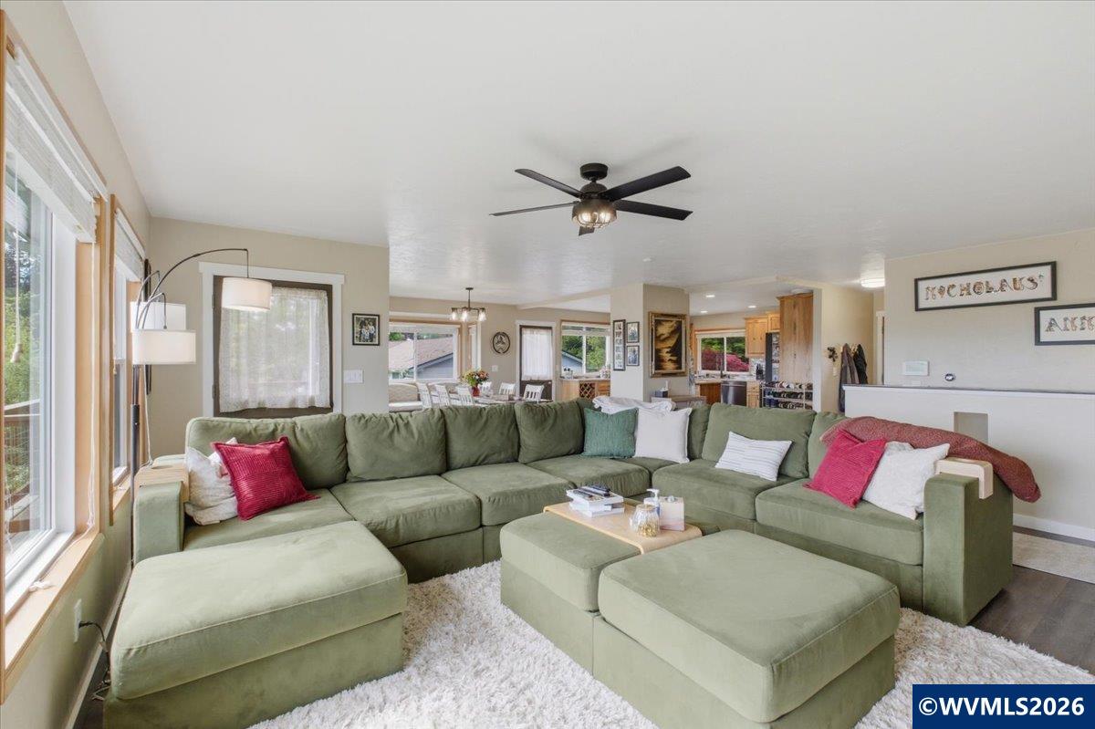 1375 Fern Ln