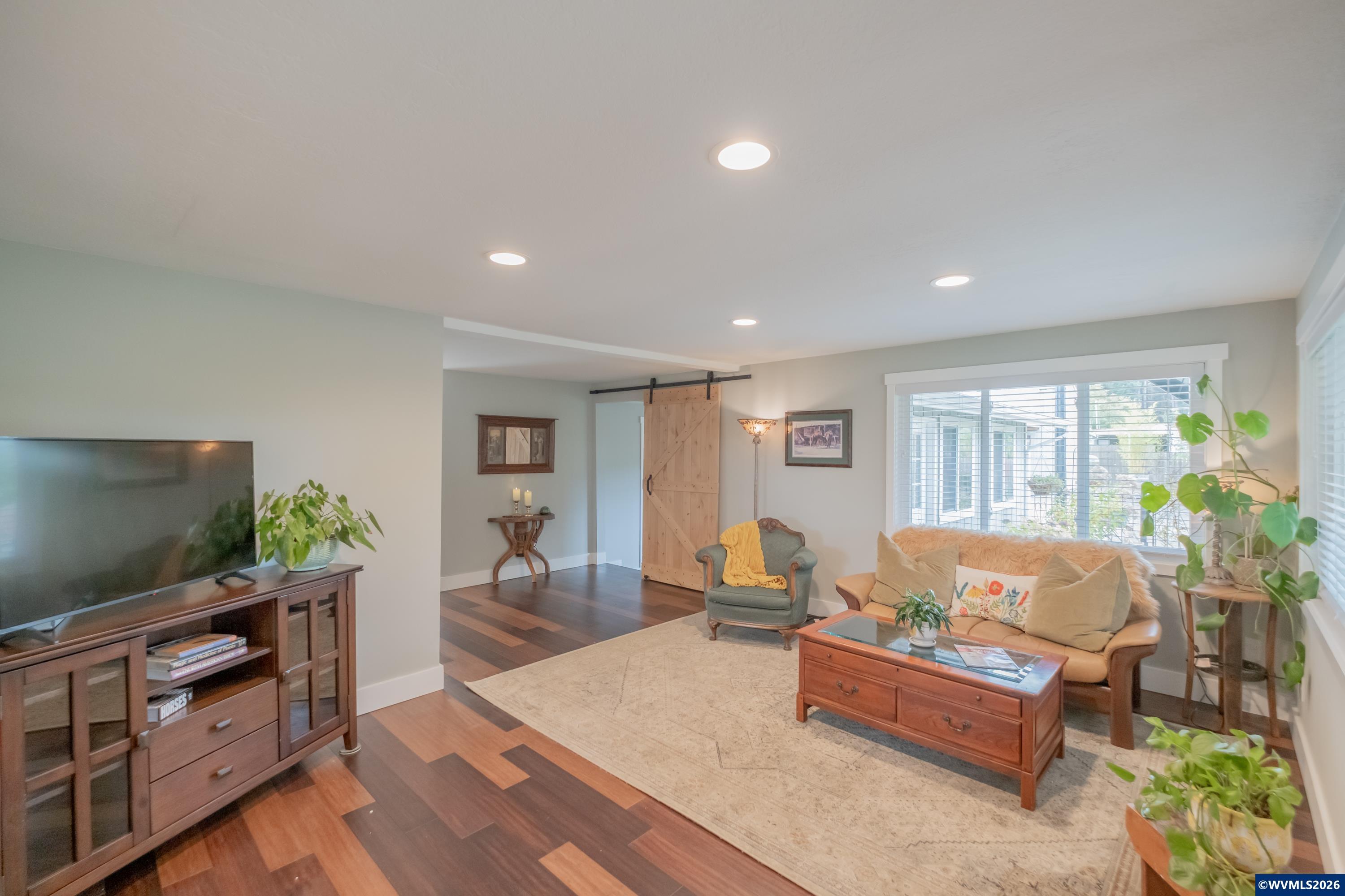 208 NW Lewisburg Av