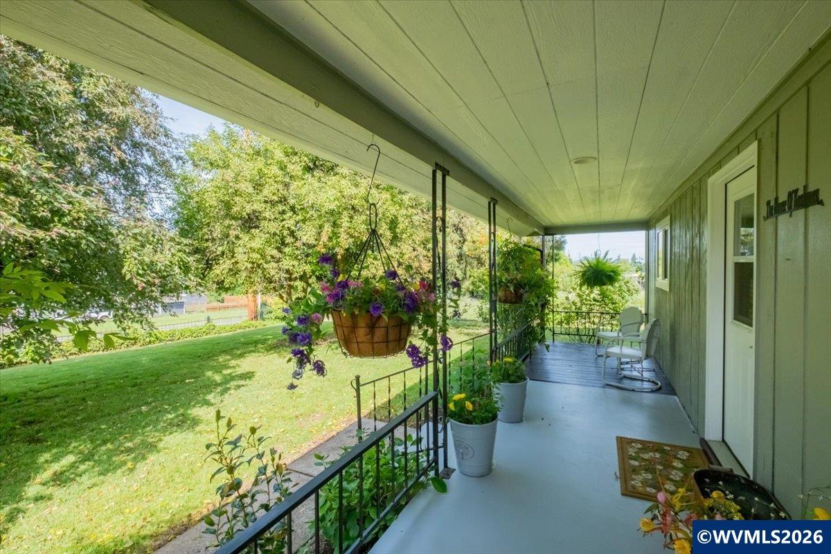 208 NW Lewisburg Av