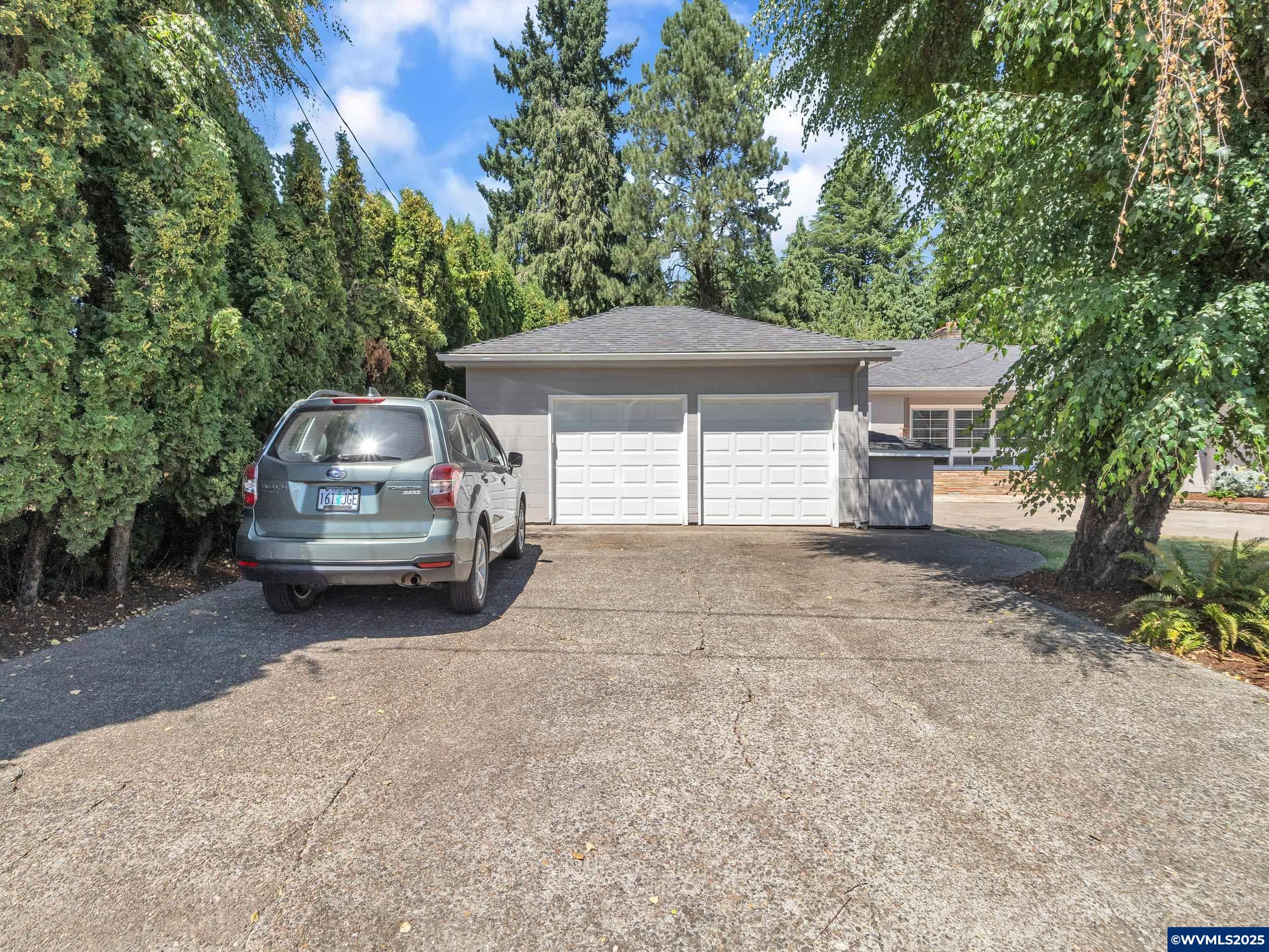 251 Sunset Av N