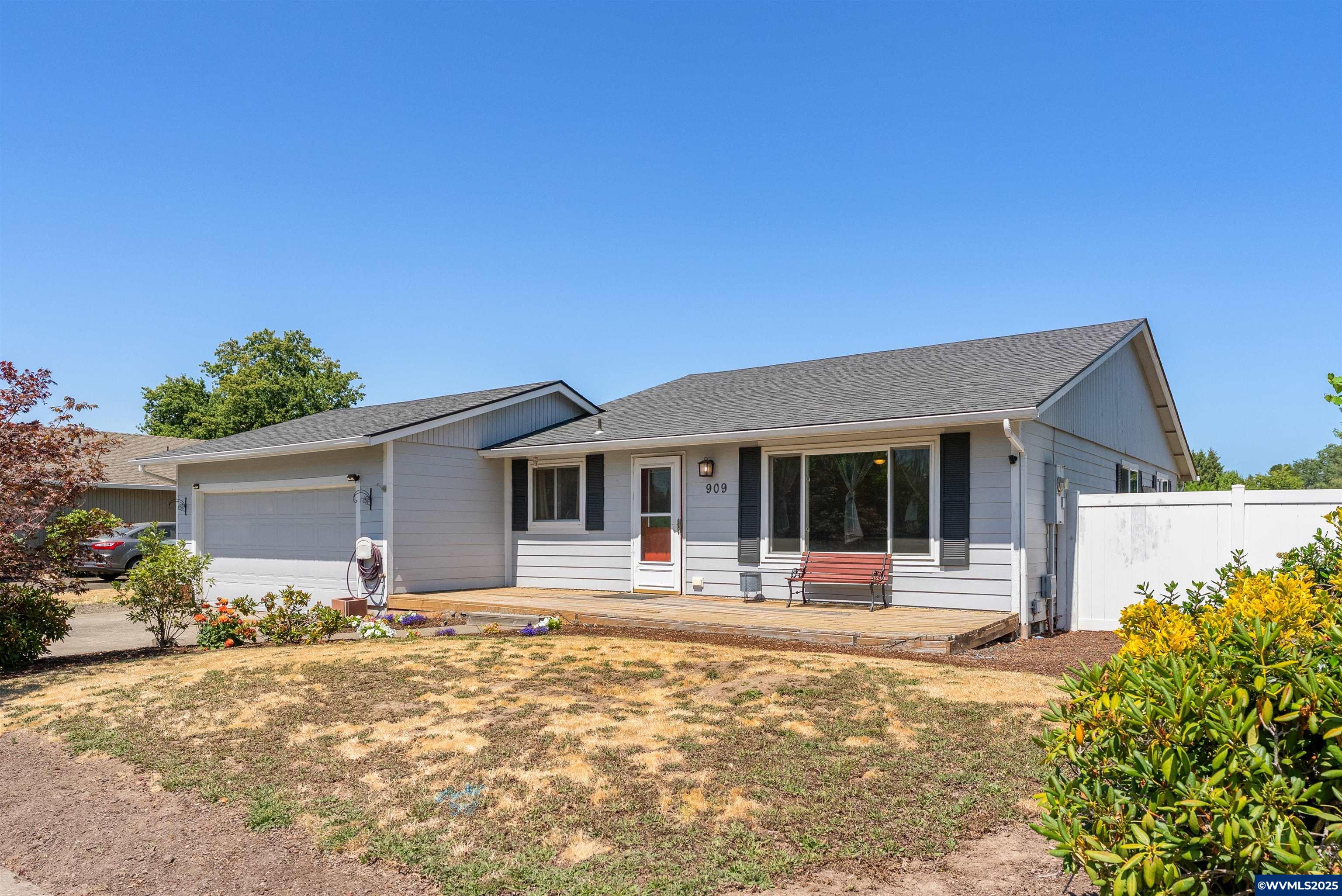 909 Delta Dr NE