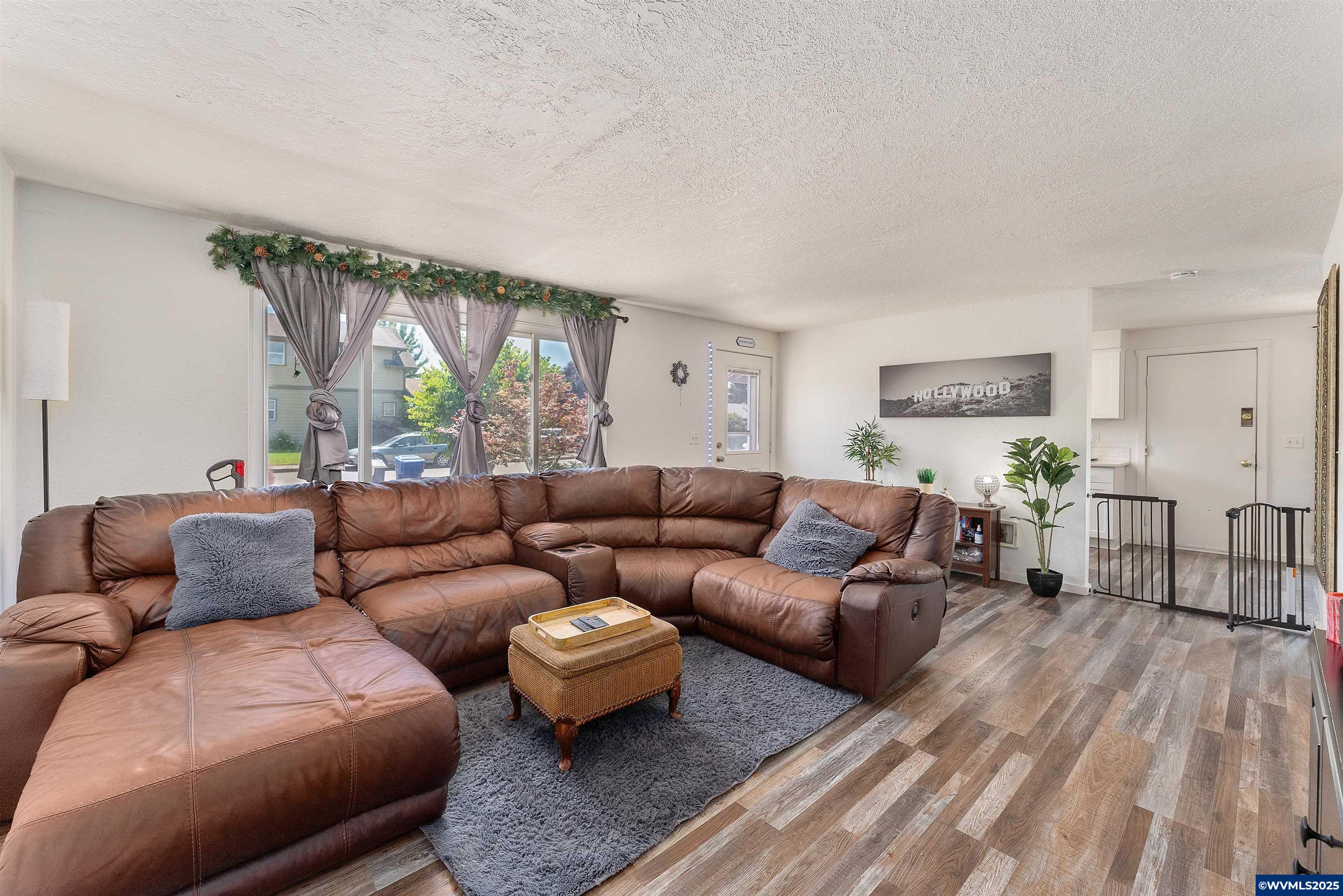 909 Delta Dr NE