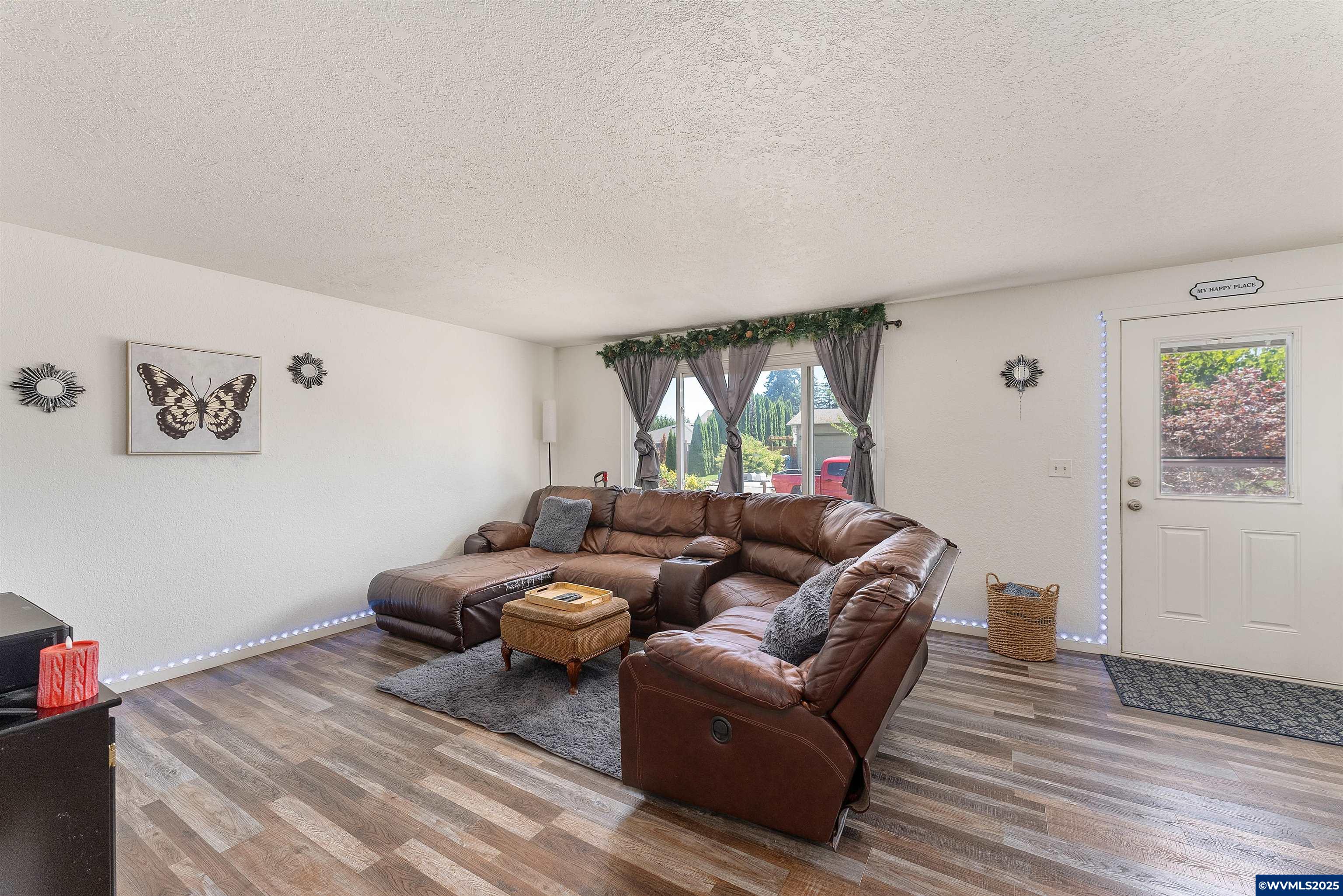 909 Delta Dr NE