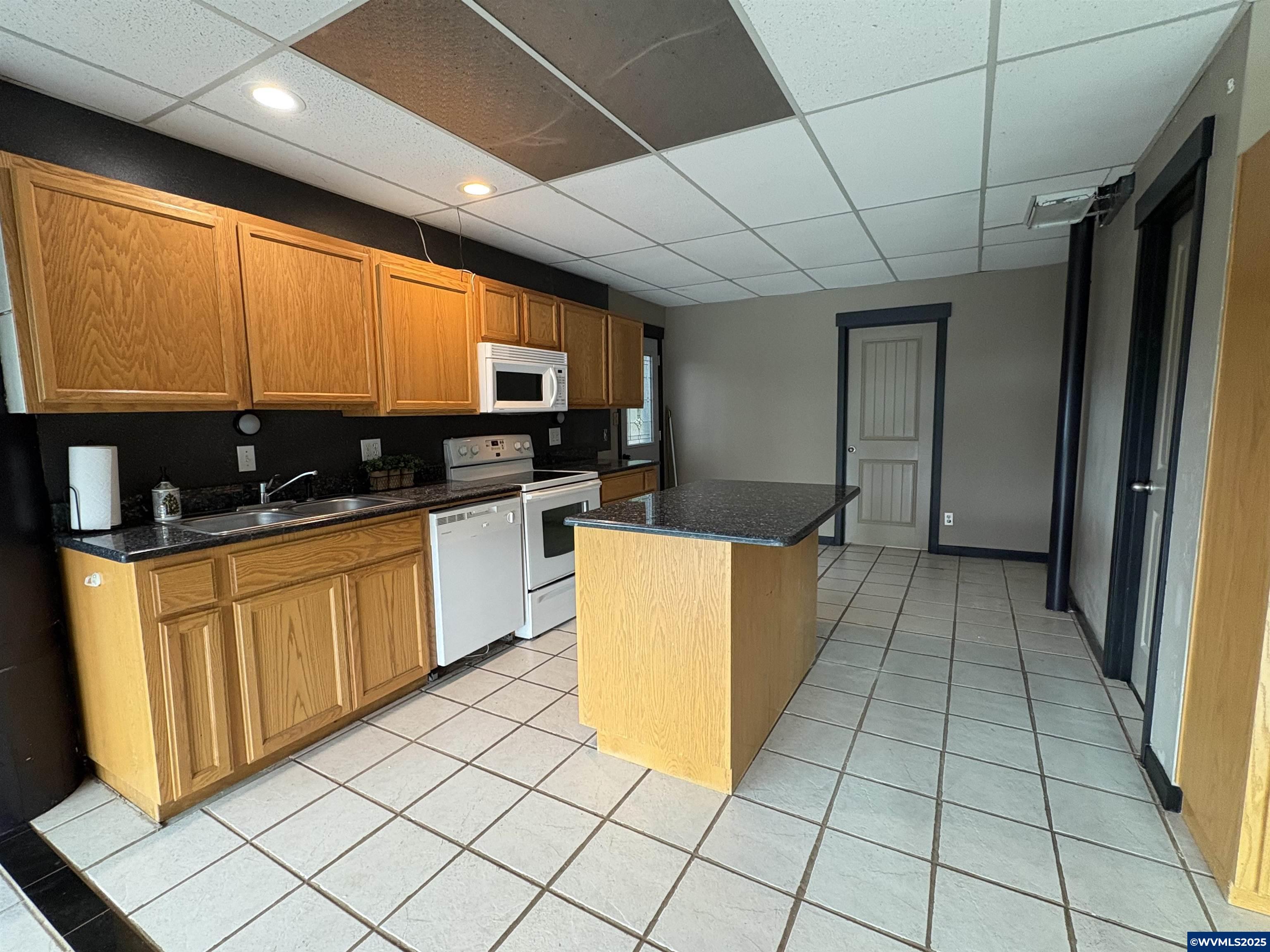 Salem, Oregon 97302, United States, 3 Bedrooms Bedrooms, ,2 BathroomsBathrooms,Residential,Pending,221333