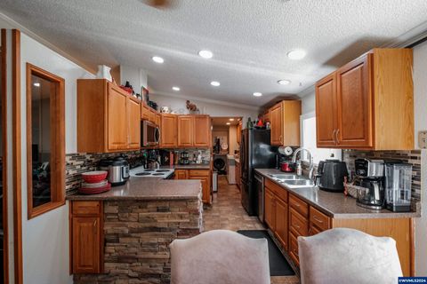 Manufactured Home in Lebanon OR 39641 Lacomb Dr 27.jpg