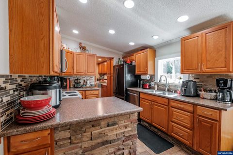 Manufactured Home in Lebanon OR 39641 Lacomb Dr 26.jpg