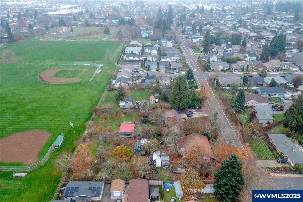 2515 Hollywood Dr NE