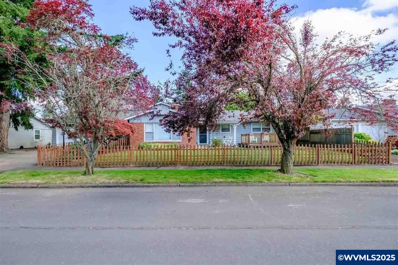 811 Ivy Wy NE