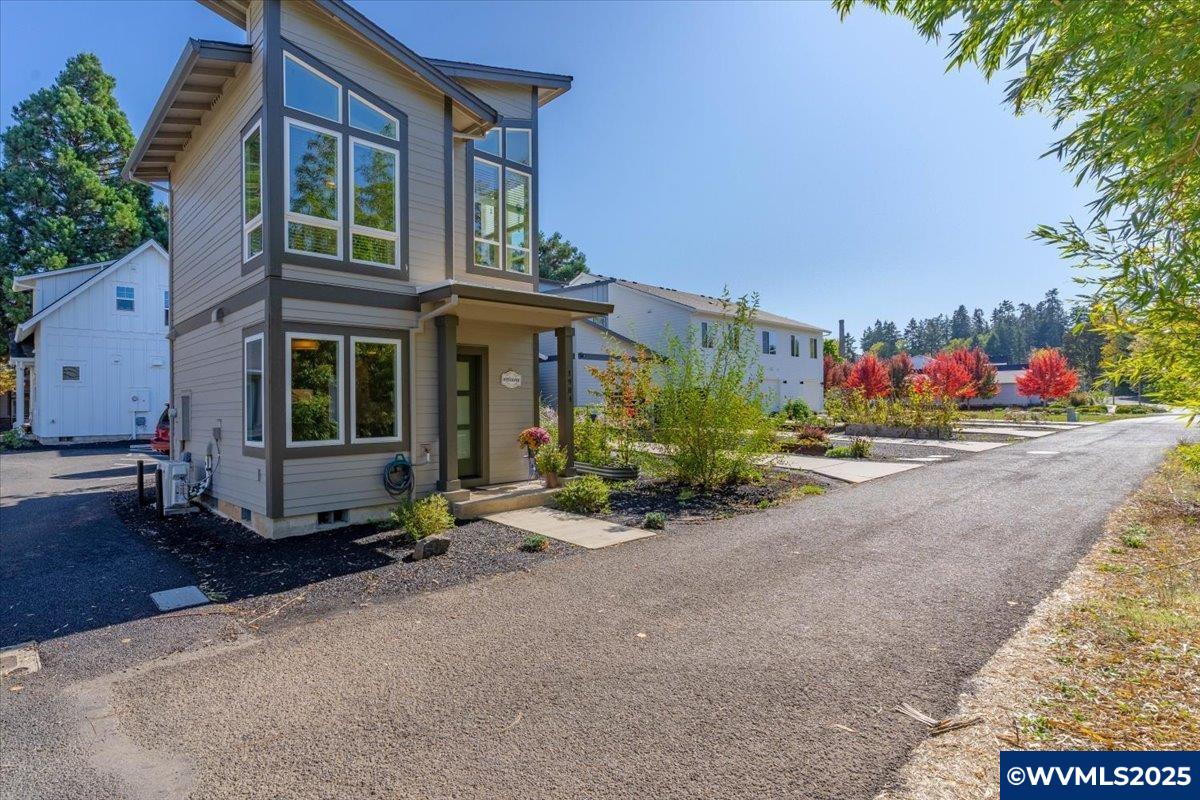 1984 Audubon Av SE