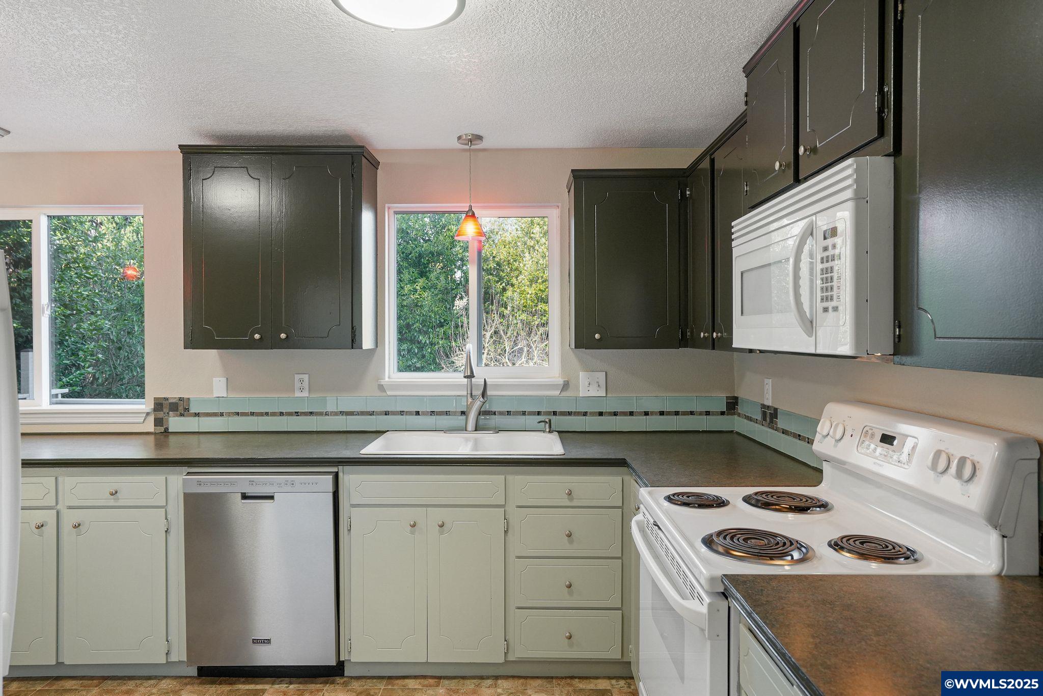 Salem, Oregon 97302, United States, 5 Bedrooms Bedrooms, ,3 BathroomsBathrooms,Residential,Pending,16089