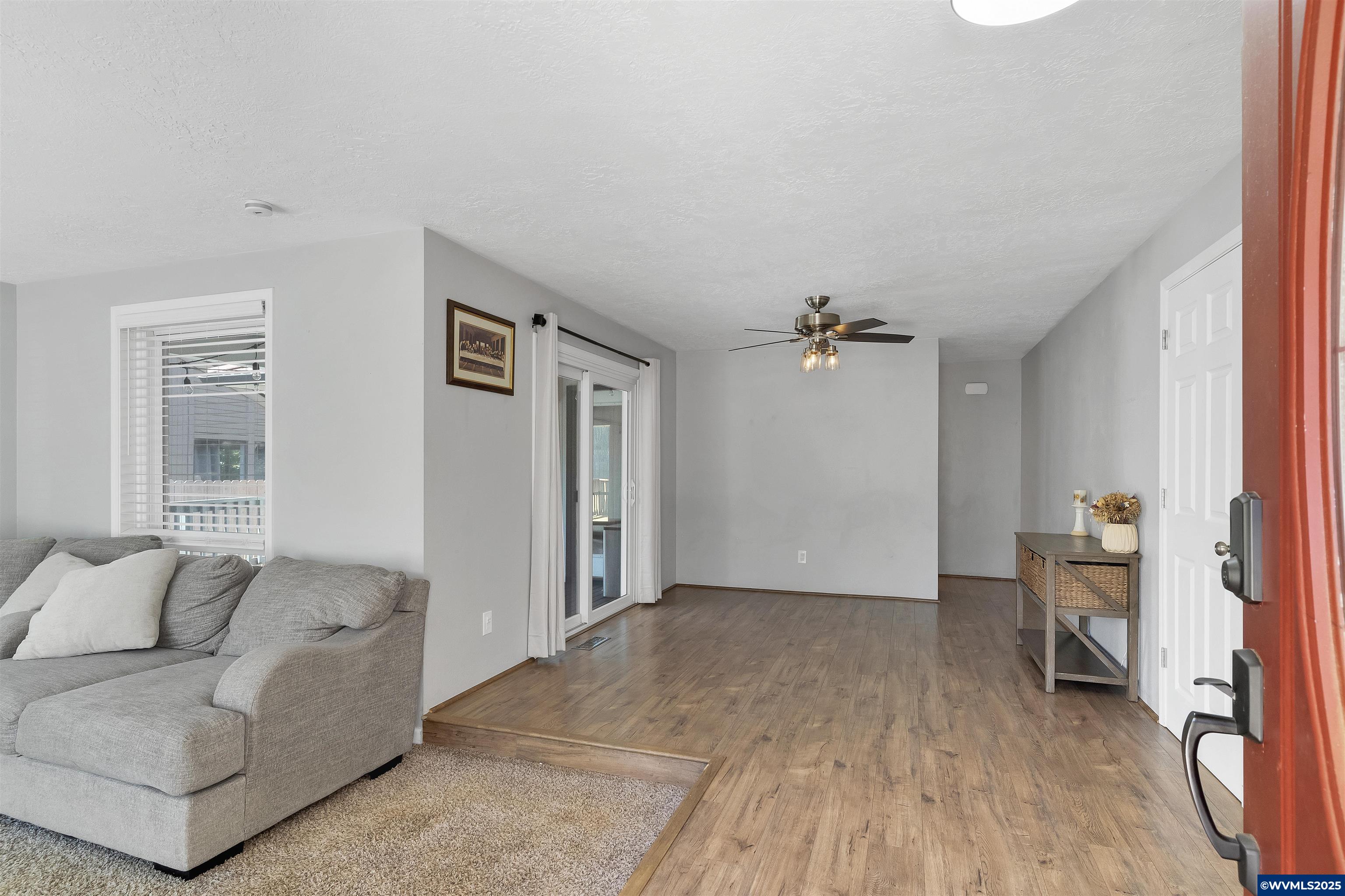 1335 Kathy St S