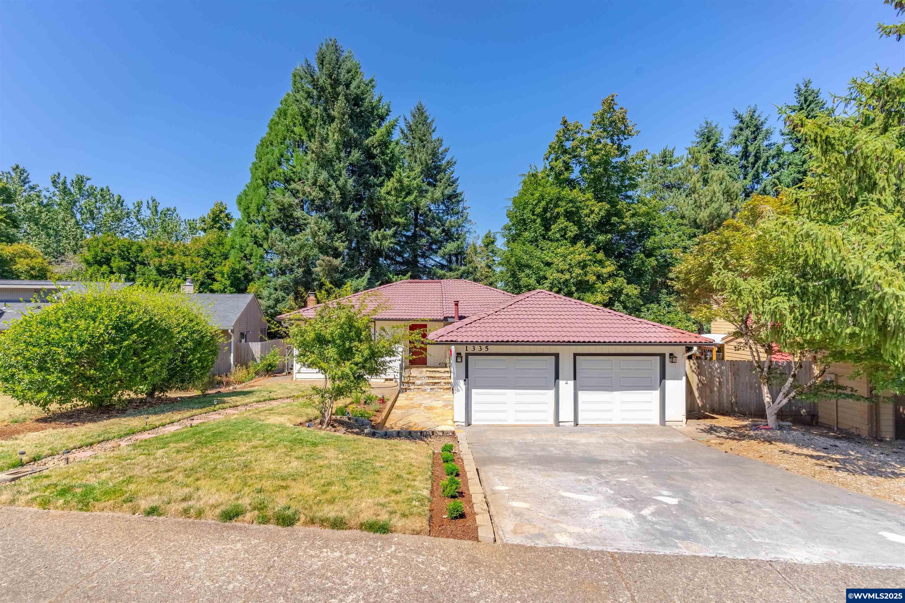 1335 Kathy St S