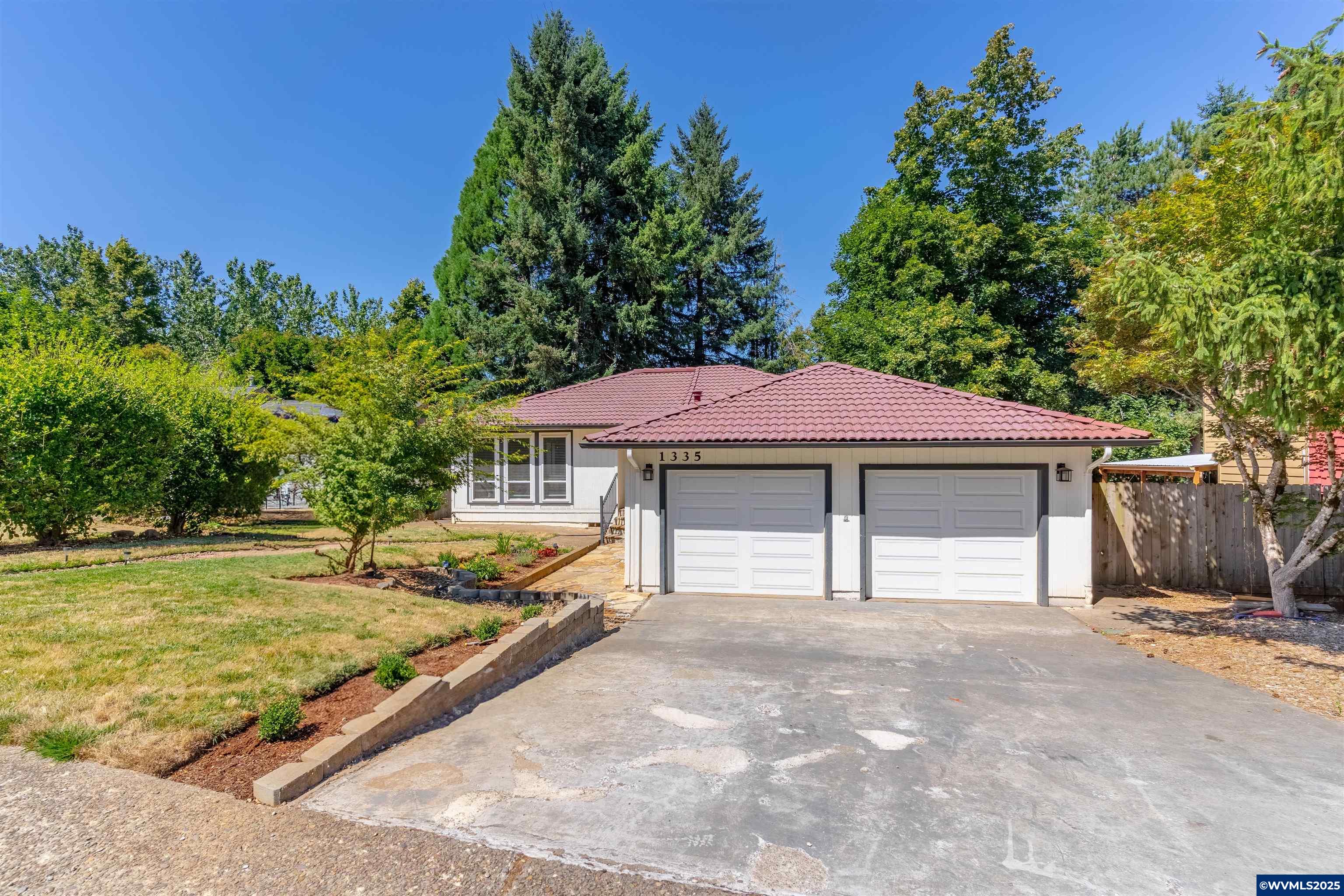 1335 Kathy St S