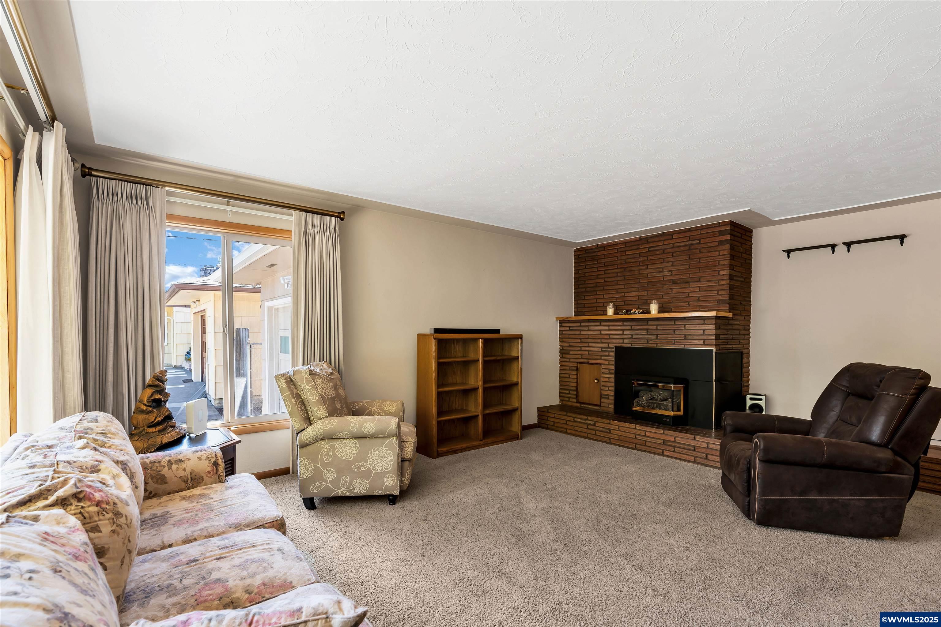 735 Clarmount St NW