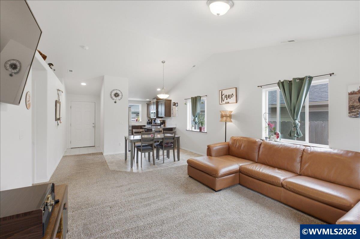 1423 SE Snowberry Av