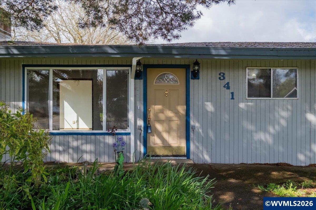 341 NE Cambridge Cir