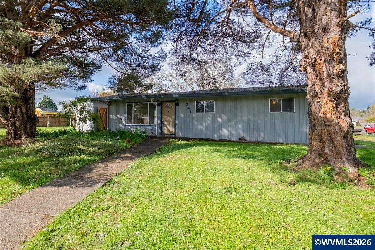 341 NE Cambridge Cir