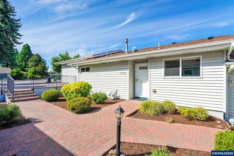 2858 Oakcrest Dr NW Salem OR 97304