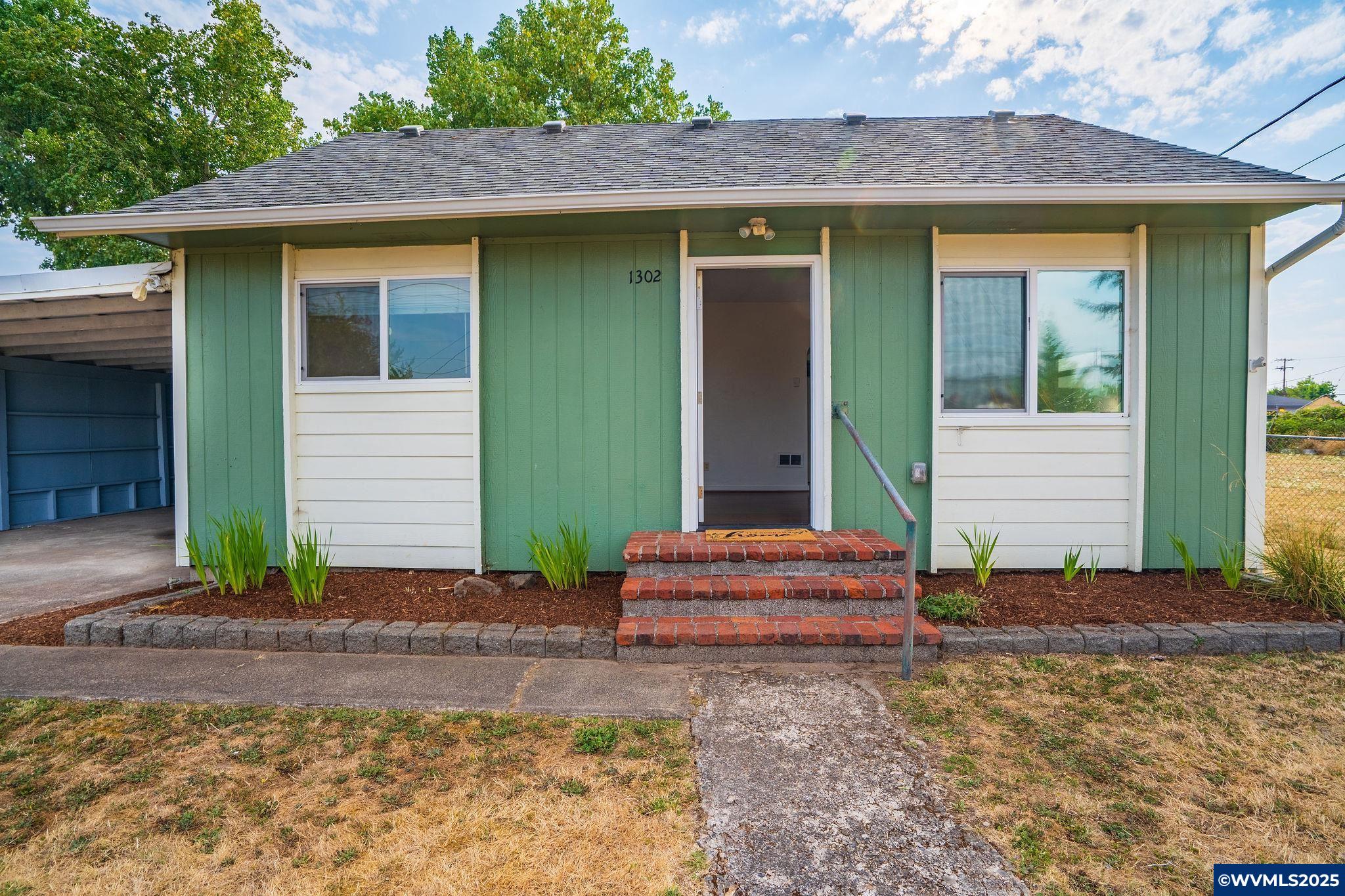 1302 Howard Dr SE