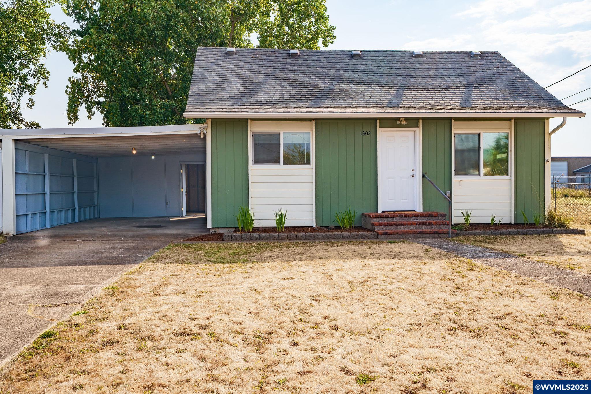 1302 Howard Dr SE