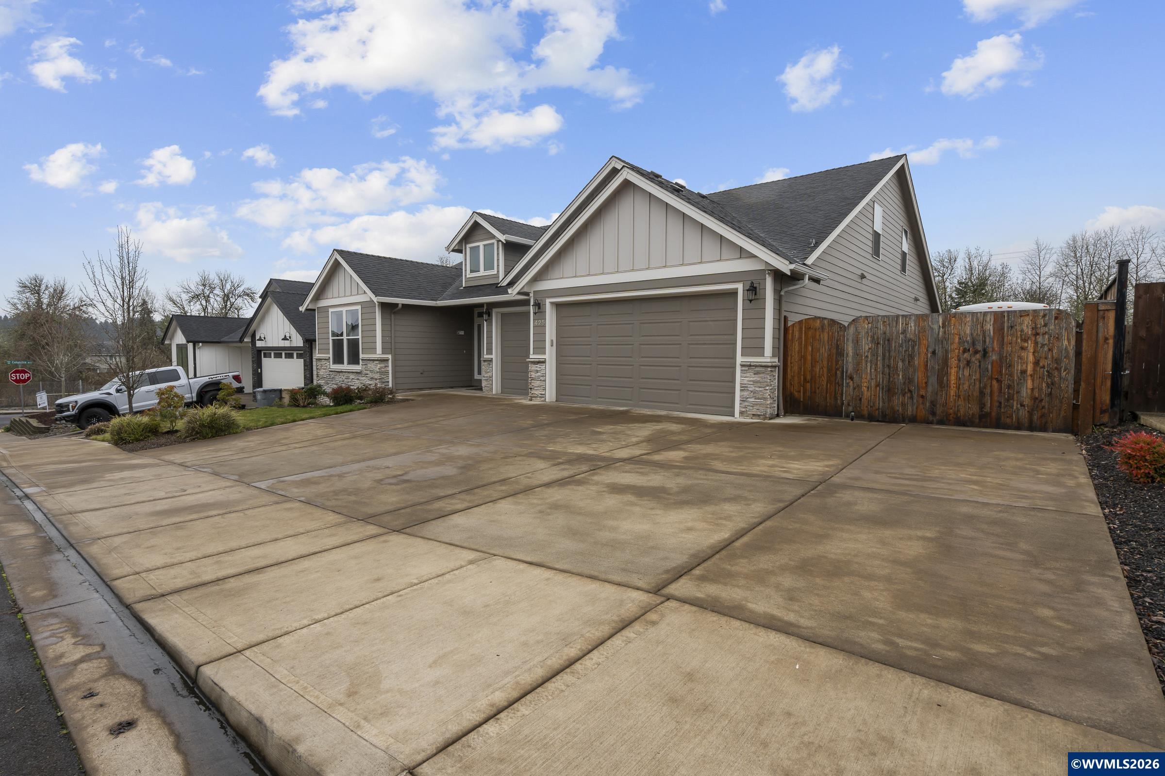 425 NW Crater Lake Dr