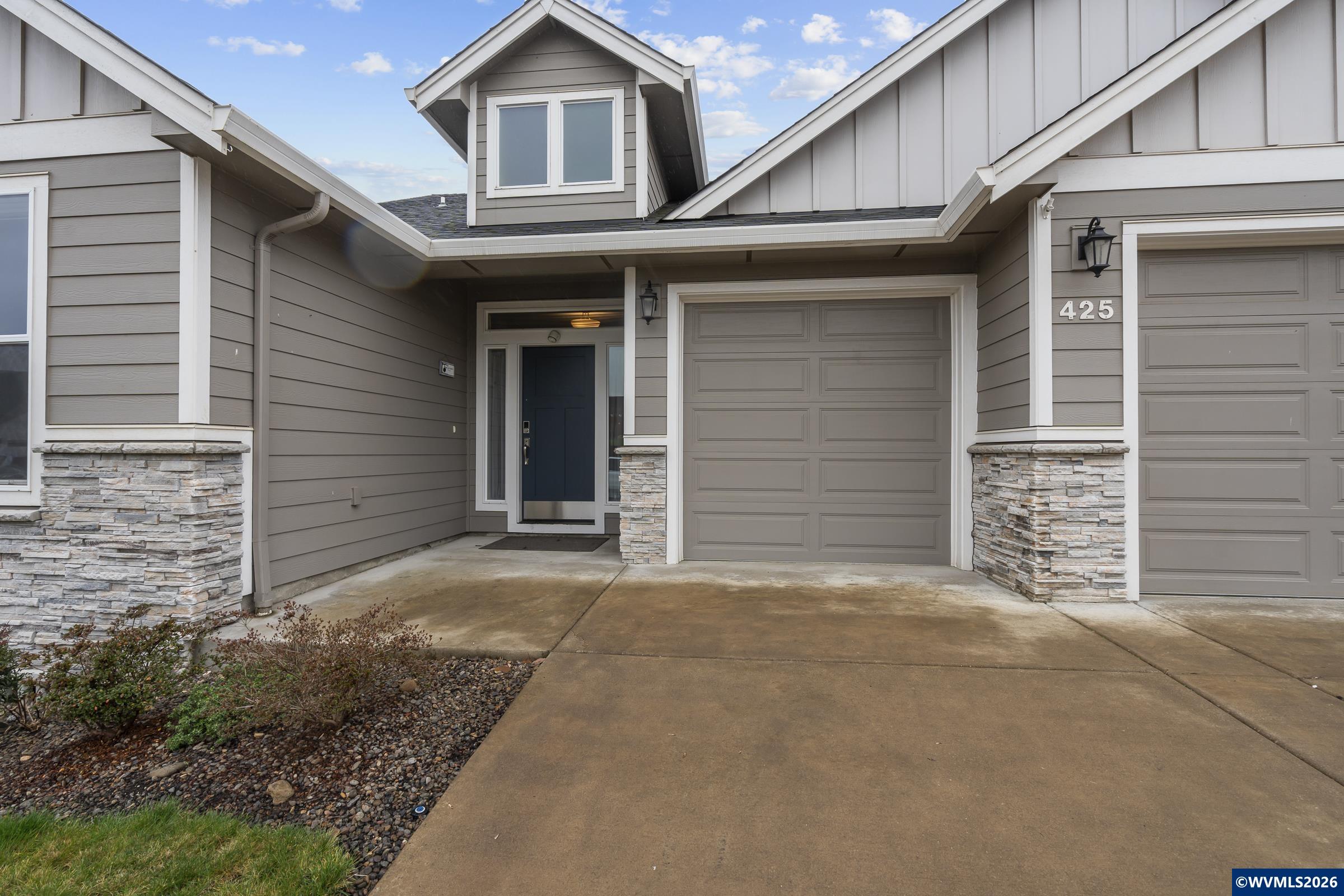 425 NW Crater Lake Dr