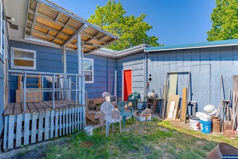 Single Family Residence in Sweet Home OR 940 Cedar St 18.jpg