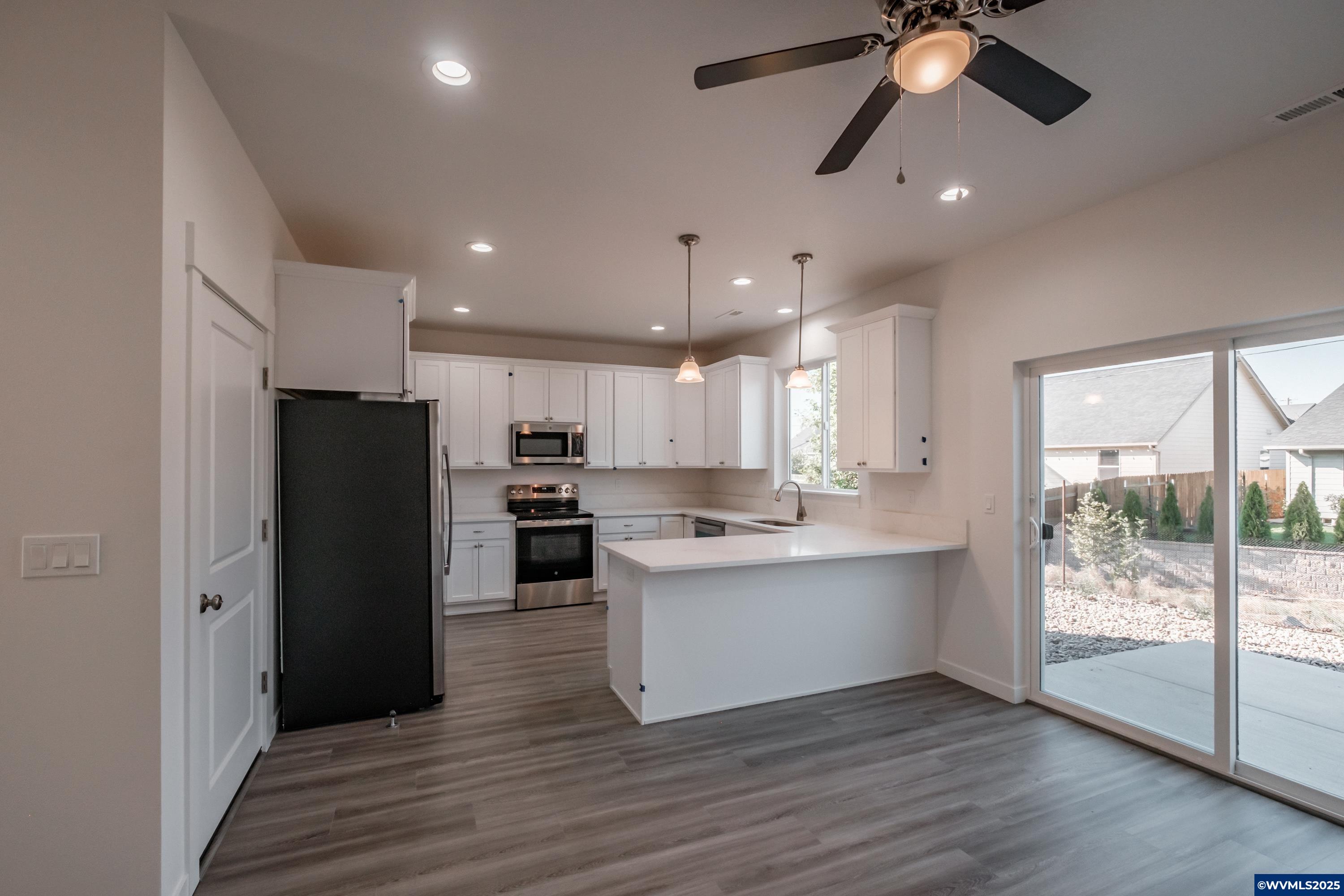 Lebanon, Oregon 97355, United States, 6 Bedrooms Bedrooms, ,6 BathroomsBathrooms,Residential,Active,193052